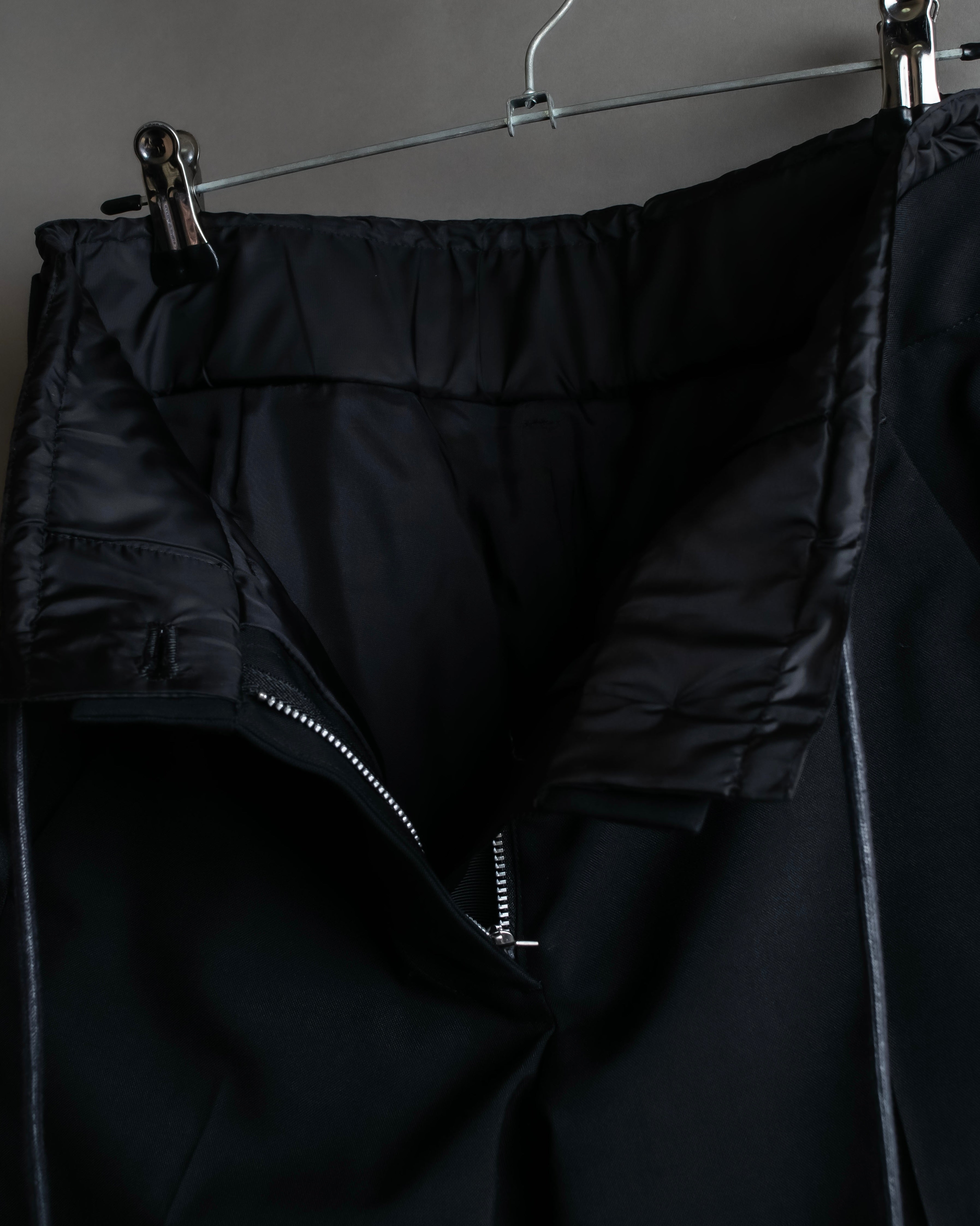 "sacai" Satin line design tapered slacks