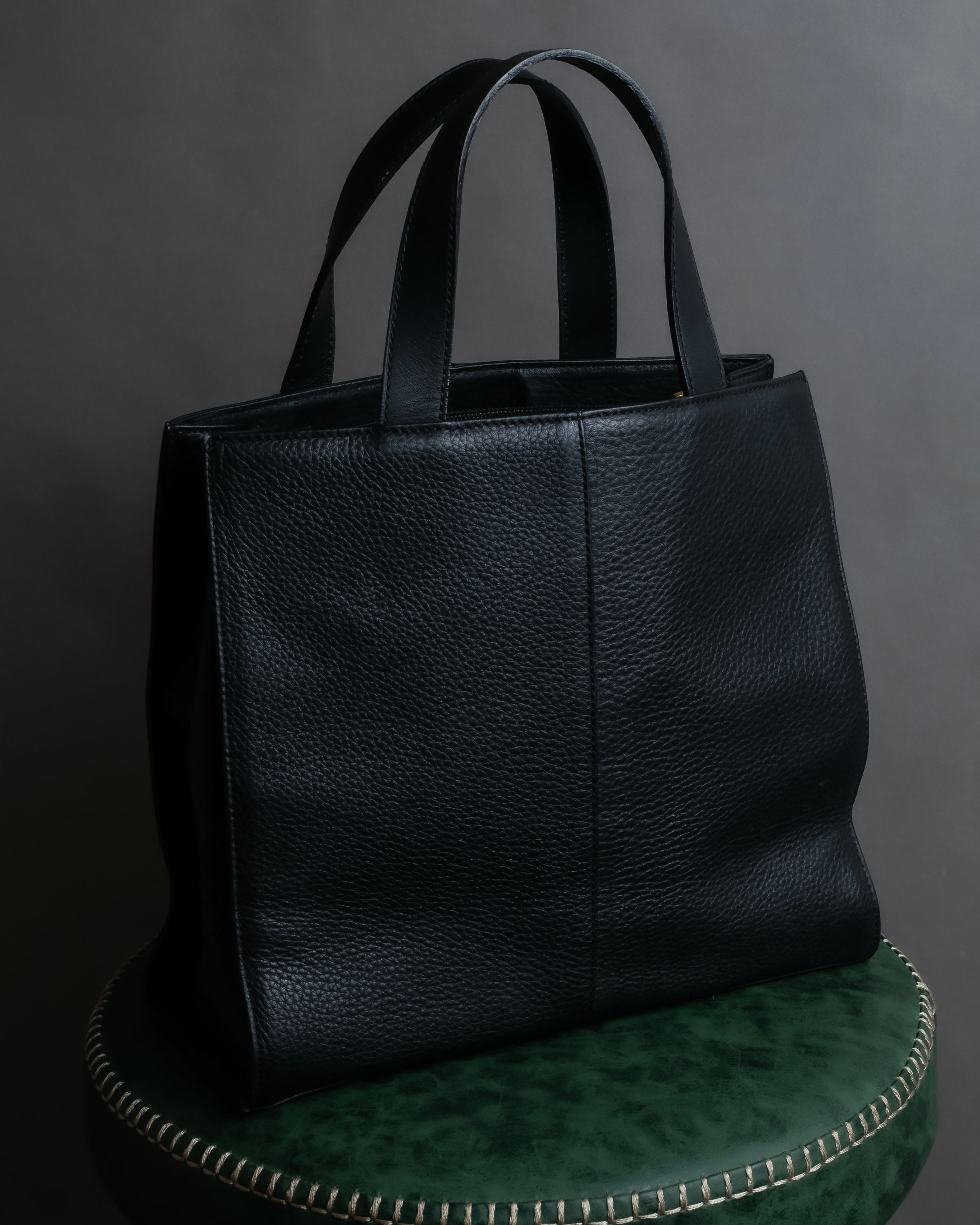 "BURBERRYS" Gold buckle design grained leather hand bag