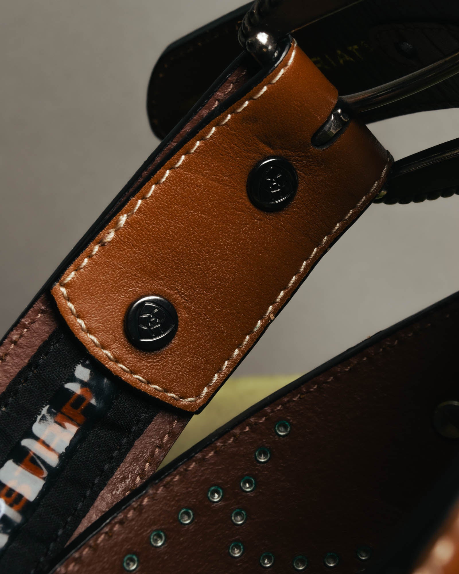 "ARIAT" 00's-10's Studded tooled leather western belt