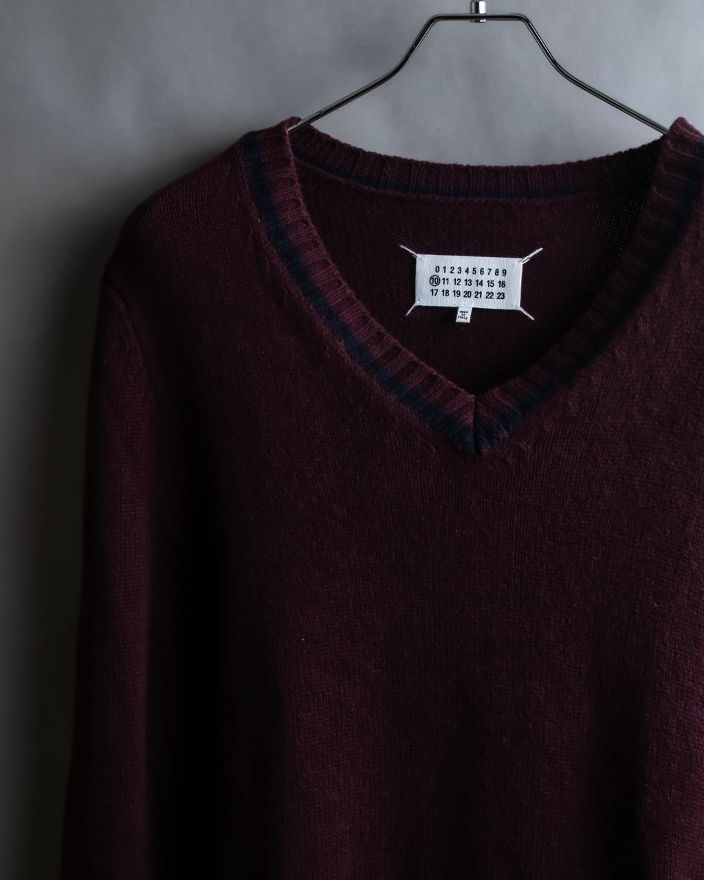 "MAISON MARGIELA"
20AW burgundy color V-neck knit