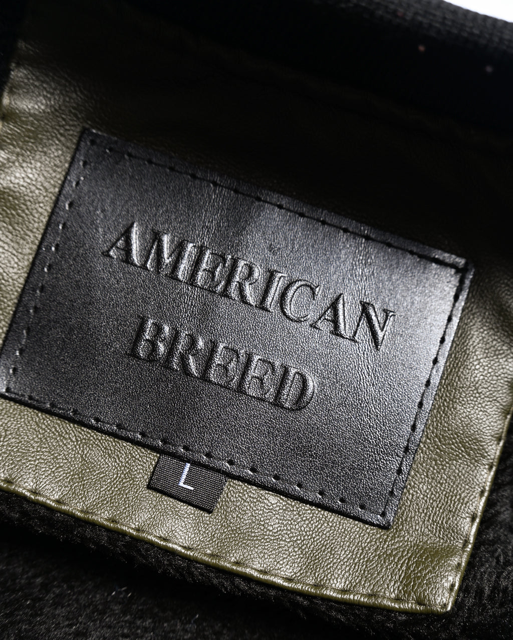ブラックの起毛ライニングに配された「AMERICAN BREED」表記のブランドタグ。下部にLサイズの織りネームが確認できるカット。