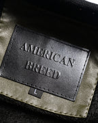 ブラックの起毛ライニングに配された「AMERICAN BREED」表記のブランドタグ。下部にLサイズの織りネームが確認できるカット。