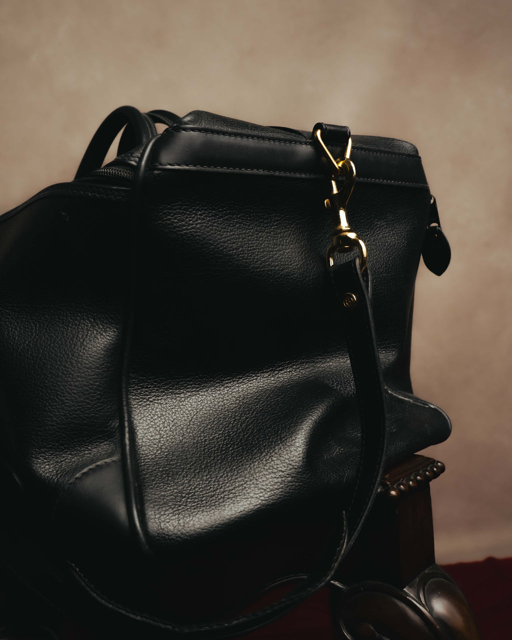 -SPECIAL- "GUCCI" 70's-80's Crest-detailed black leather two-way duffle bag