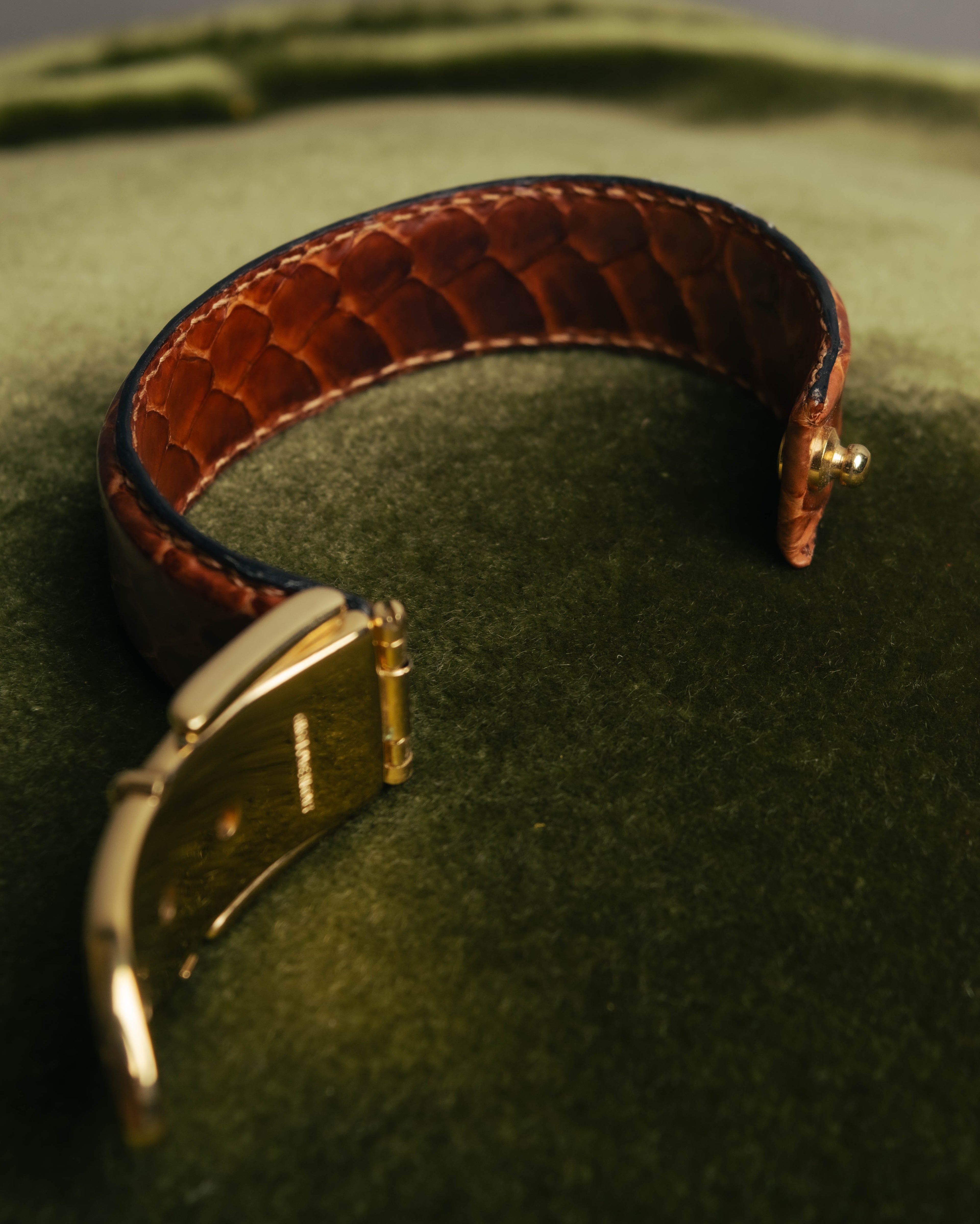"GUCCI" 90's-00's Embossed leather buckle bangle