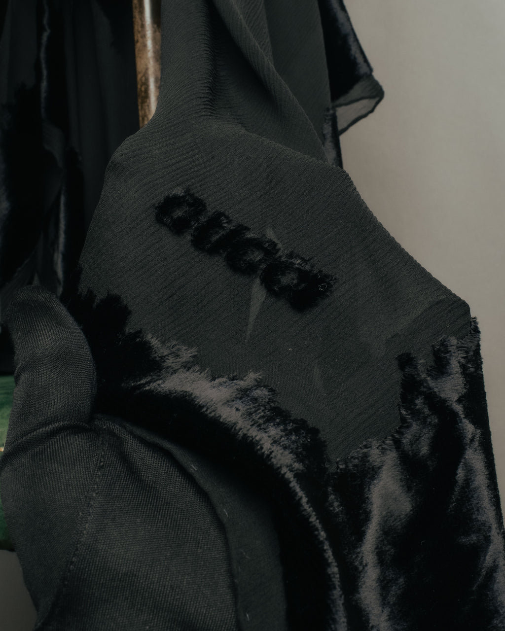 “GUCCI” 90’s-00’s Sheer velvet trimmed silk blend stole