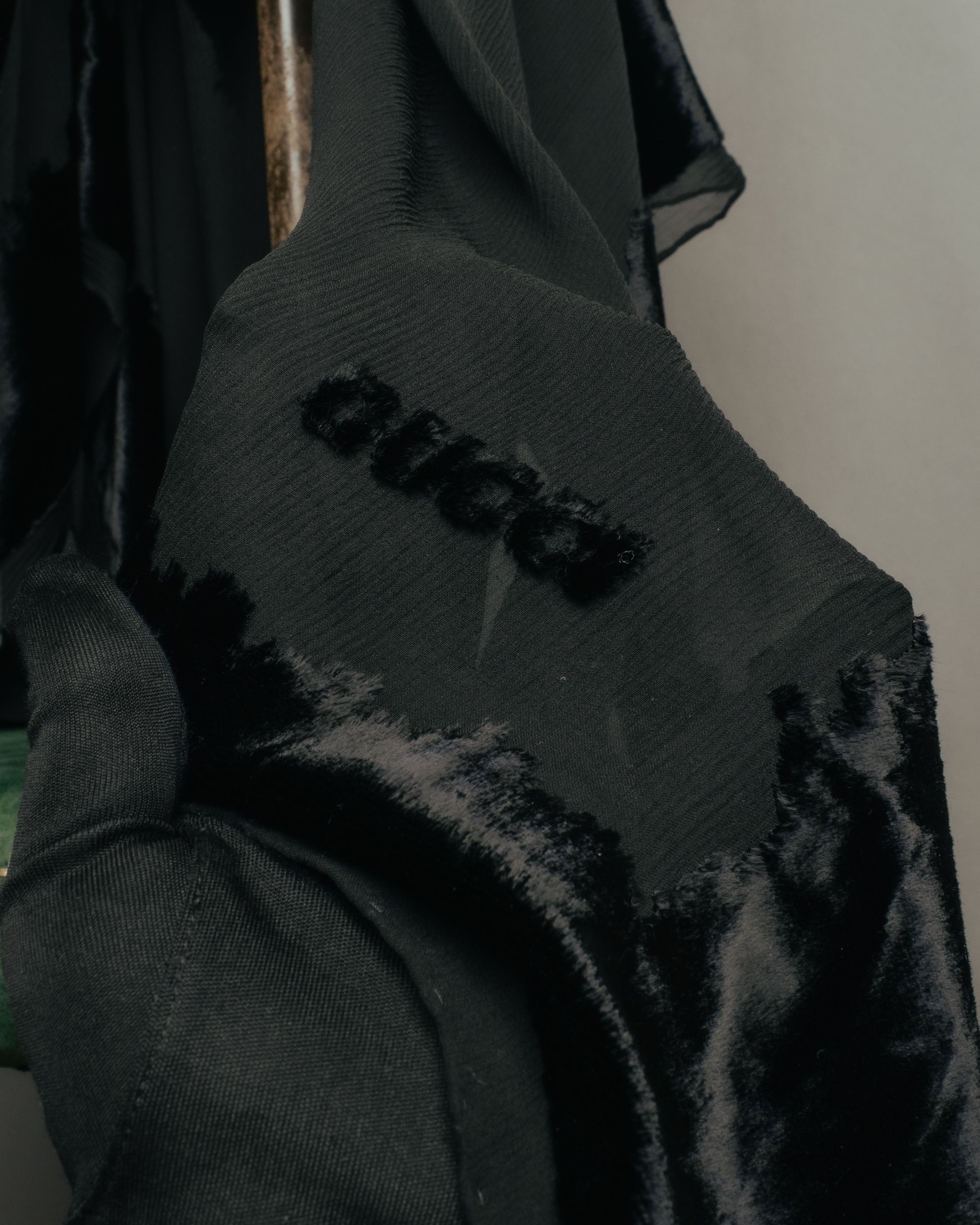 “GUCCI” 90’s-00’s Sheer velvet trimmed silk blend stole