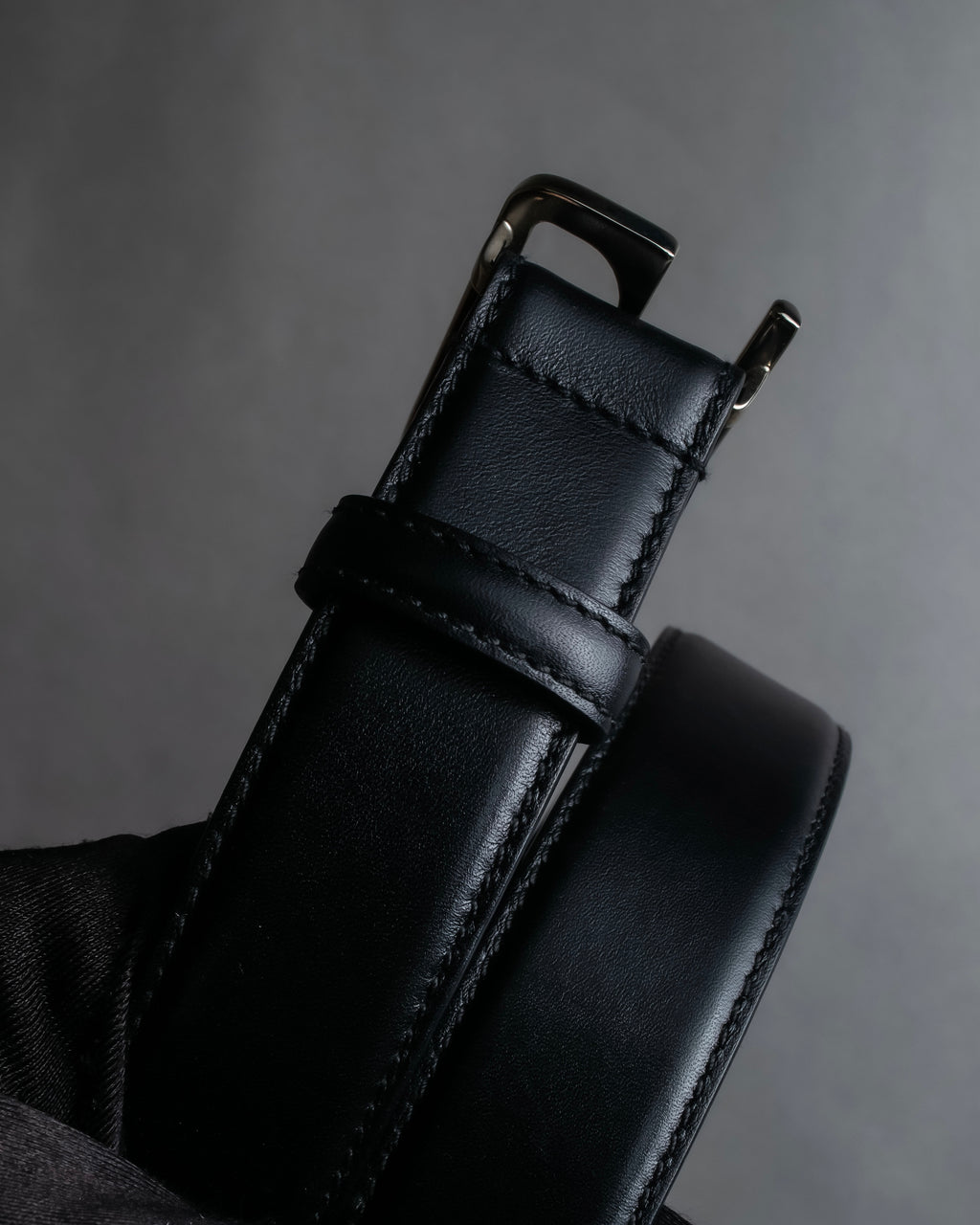 "GUCCI" Organic curved buckle design leather belt