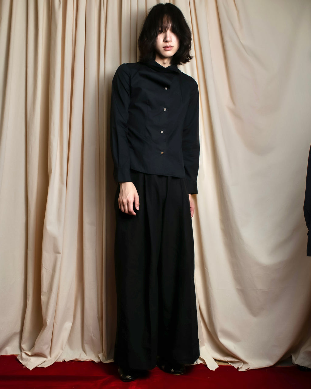 "Vivienne Westwood RED LABEL"
 Draped neck design black cotton shirt