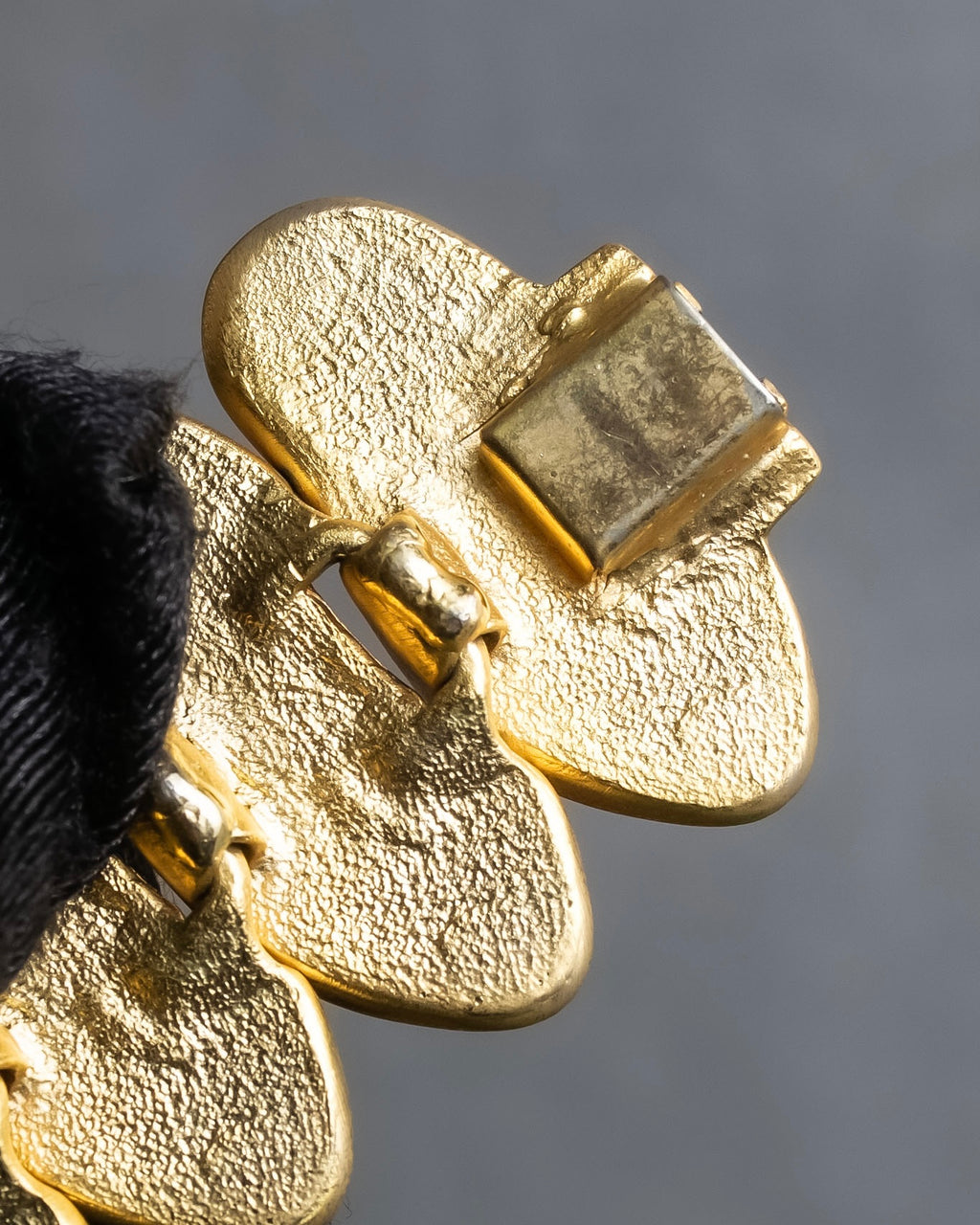 "BALENCIAGA" Wavy uneven motif design gold bracelet