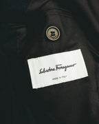 ジャケット内側の旧署名体「Salvatore Ferragamo」ロゴタグと、ガンチーニを思わせる意匠・署名体ロゴ入りボタンを写したカット。タグには「MADE IN ITALY」表記が確認できます。