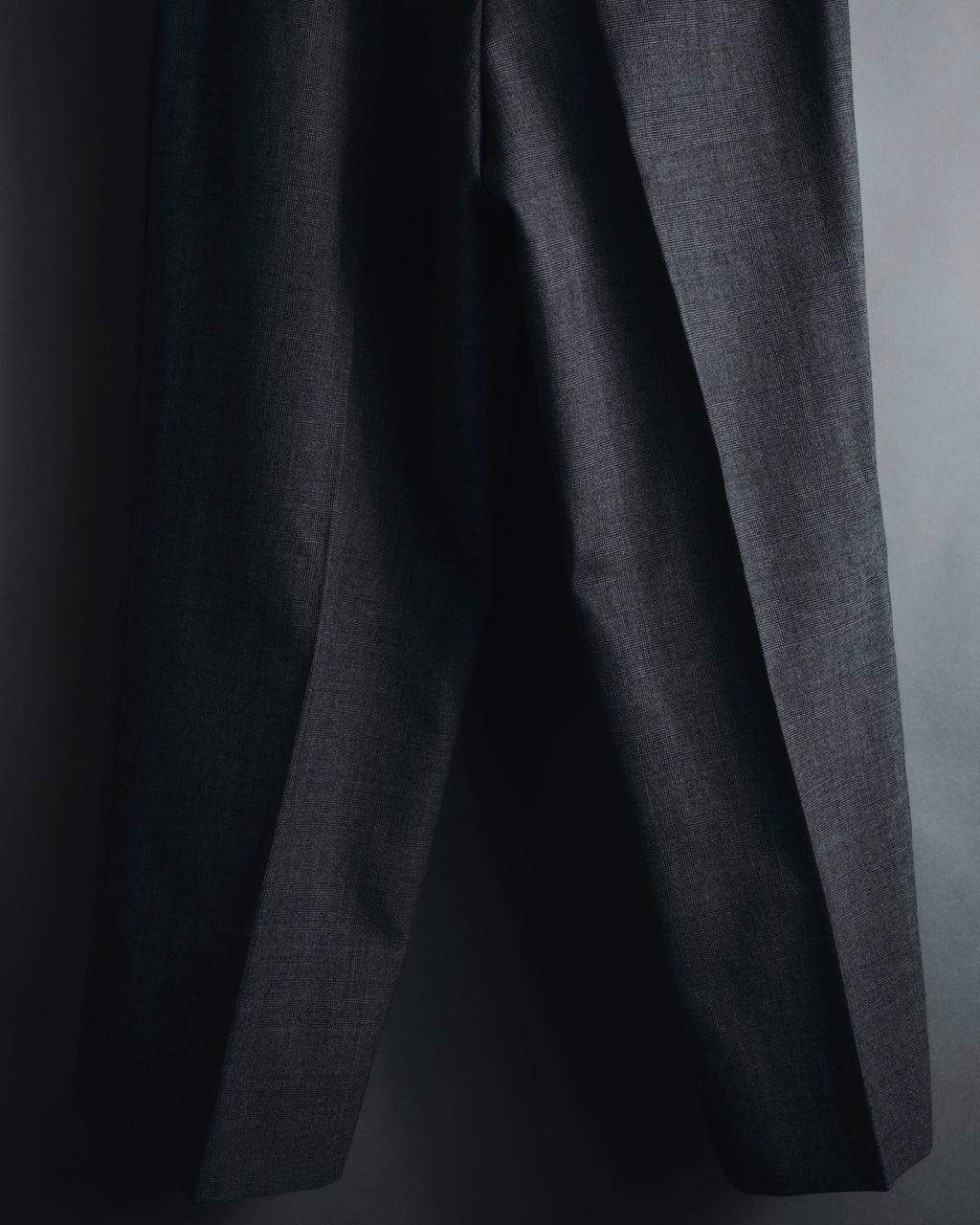 "CHANEL" high-waisted pleated trousers with signature gold button