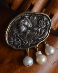 "Vintage engraved relief motif pearl brooch"