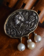 "Vintage engraved relief motif pearl brooch"