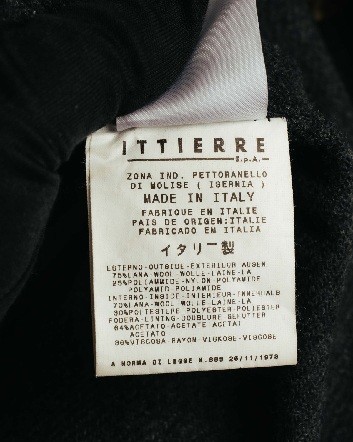 イタリアのIttierre社によるライセンス生産を示す品質表示タグ。表地ウール75％・ポリアミド25％、内側と裏地の素材構成、イタリア製表記が確認できます。