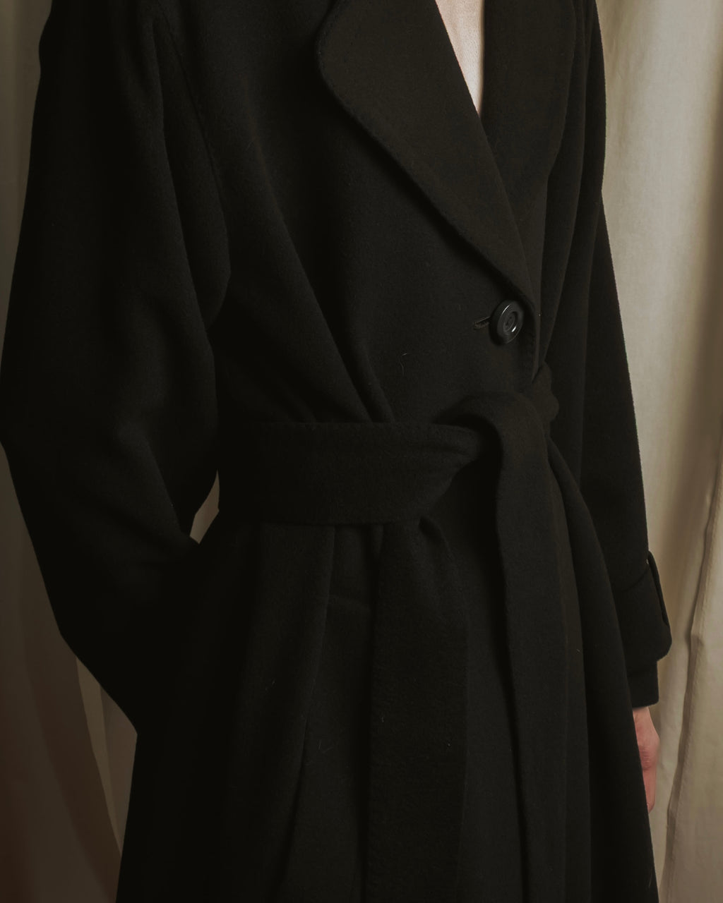 Abrigo envolvente con cinturón de los años 90 de Christian Dior