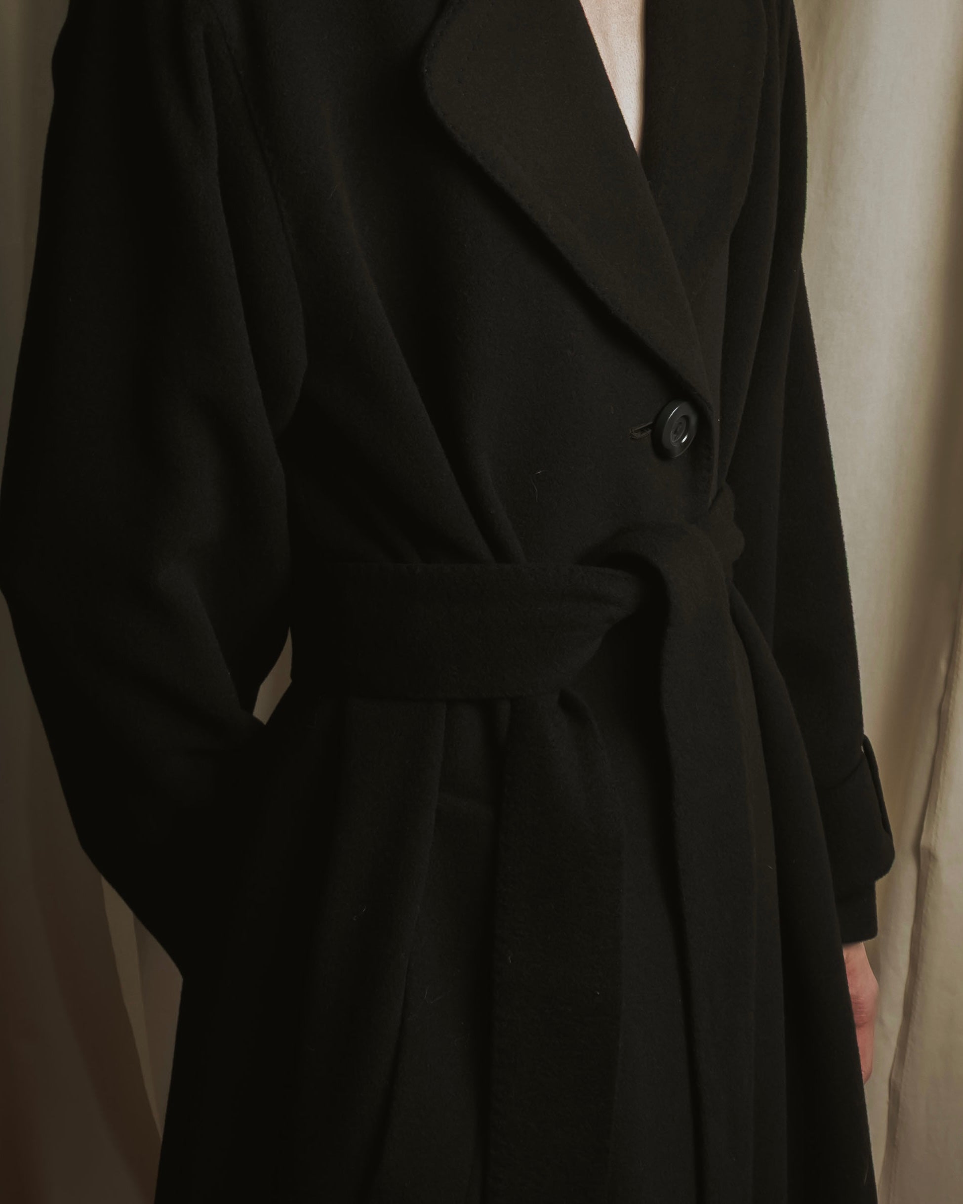 Abrigo envolvente con cinturón de los años 90 de Christian Dior