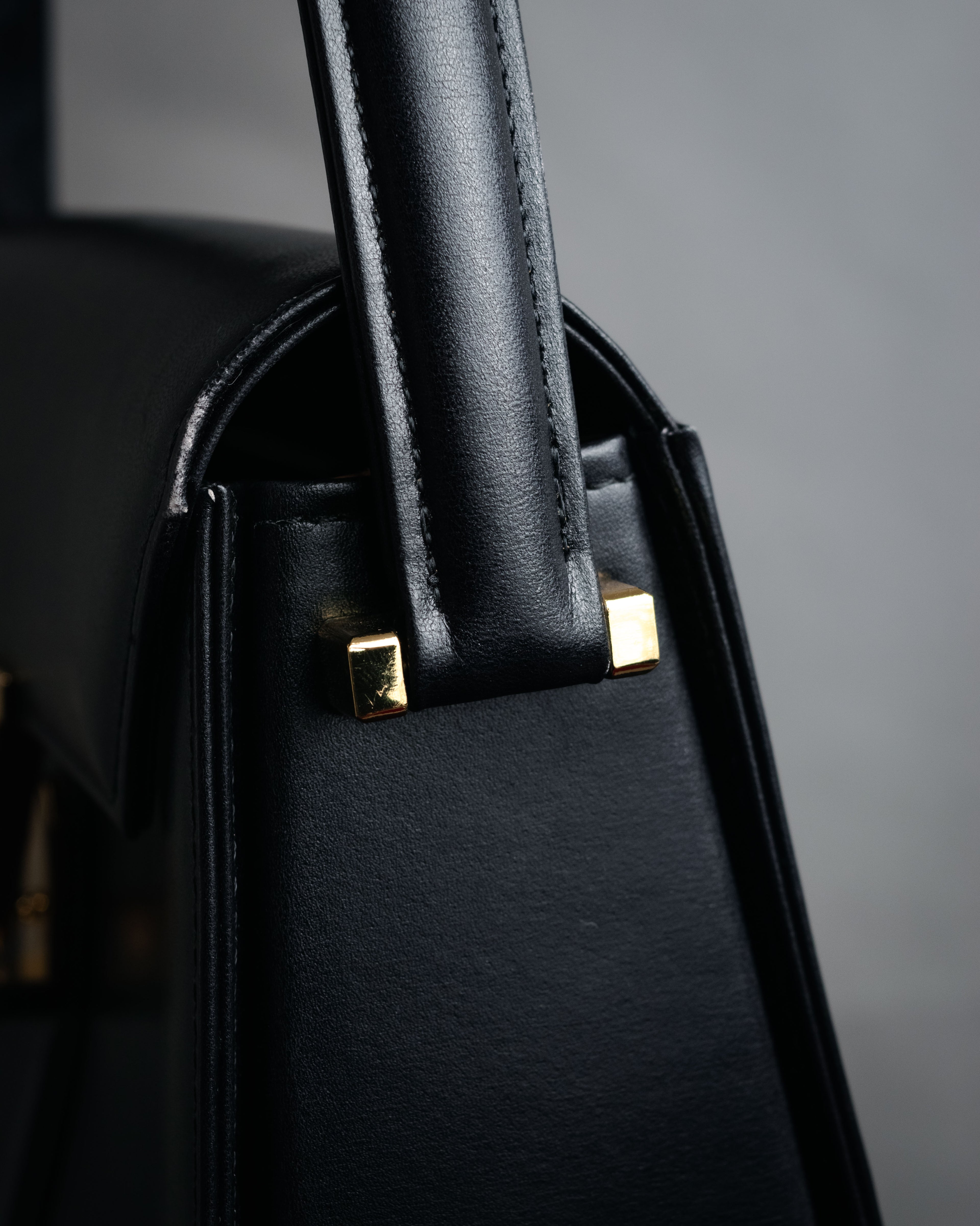 “VALENTINO GARAVANI” 80’s-90’s V clasp top handle bag