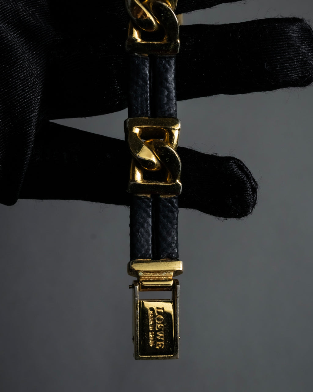 "LOEWE" 90's Square forum relief design watch