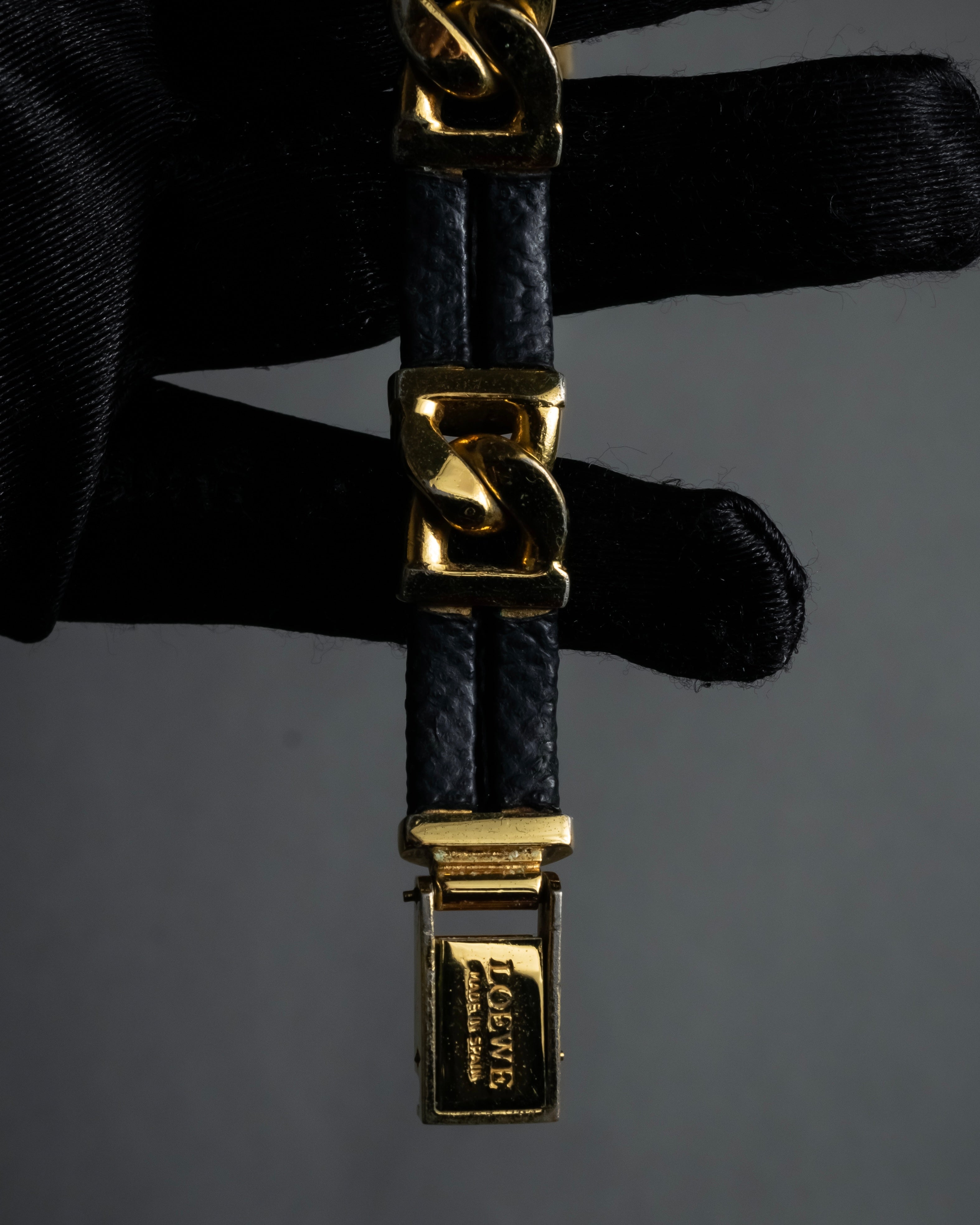 "LOEWE" 90's Square forum relief design watch