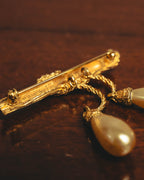 "CHANEL" 70's Sculptural faux pearl brooch