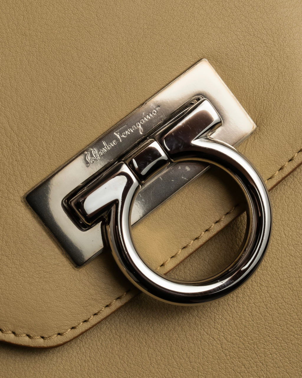 "Salvatore Ferragamo" Gancini motif greige color leather hand bag