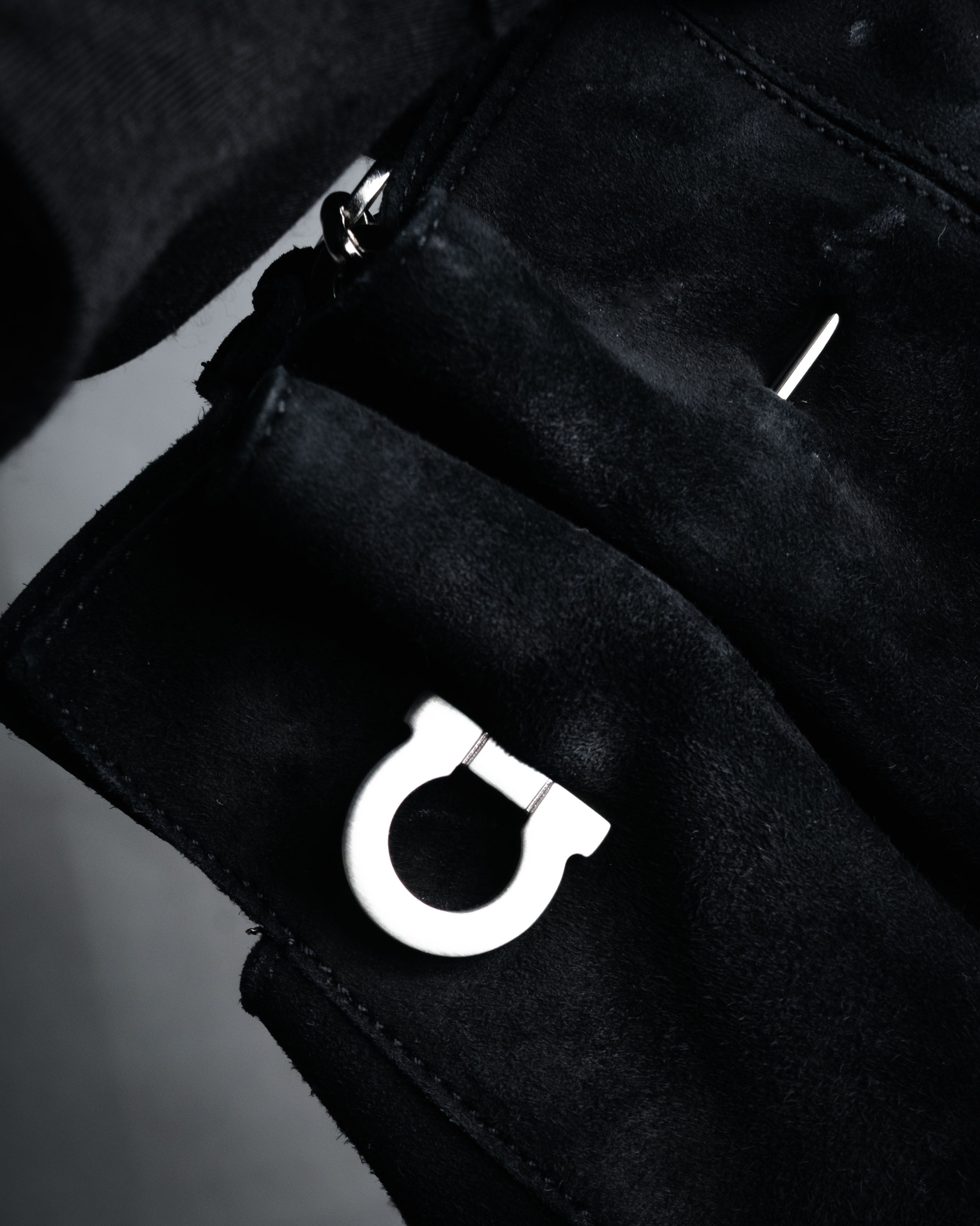 “Salvatore Ferragamo“ 90’s-00’s Suede gancini chain shoulder bag