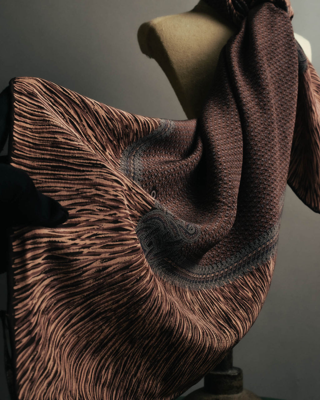 "CHANEL" 80's-90's Elegant silk scarf