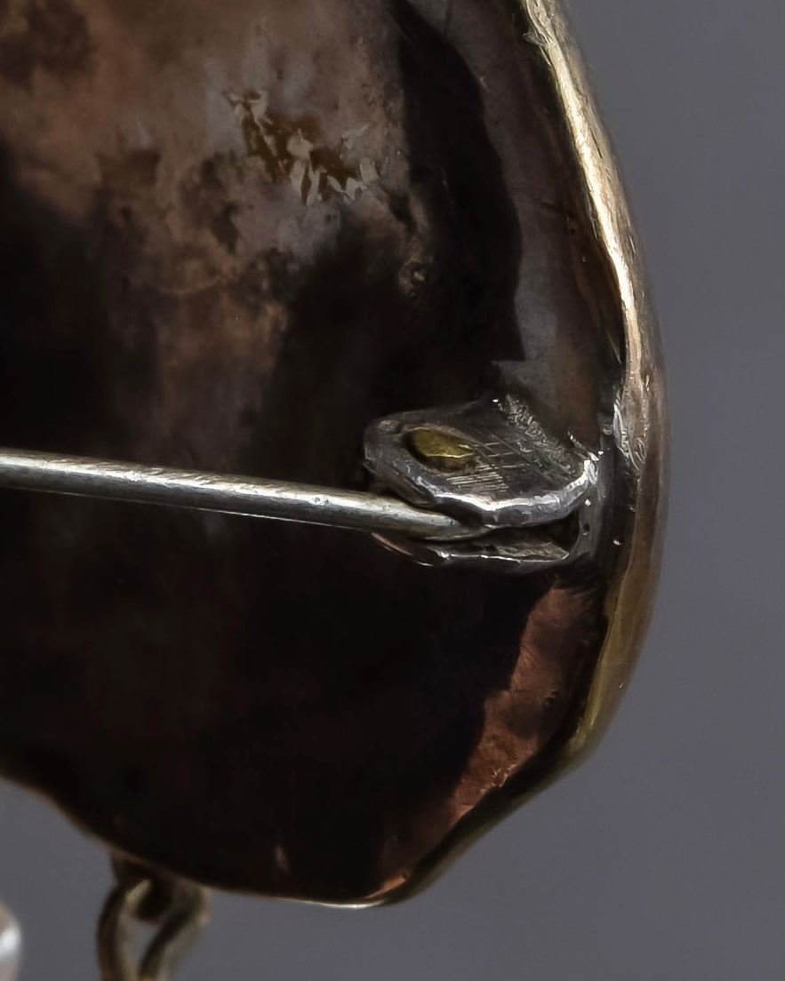 "Vintage engraved relief motif pearl brooch"