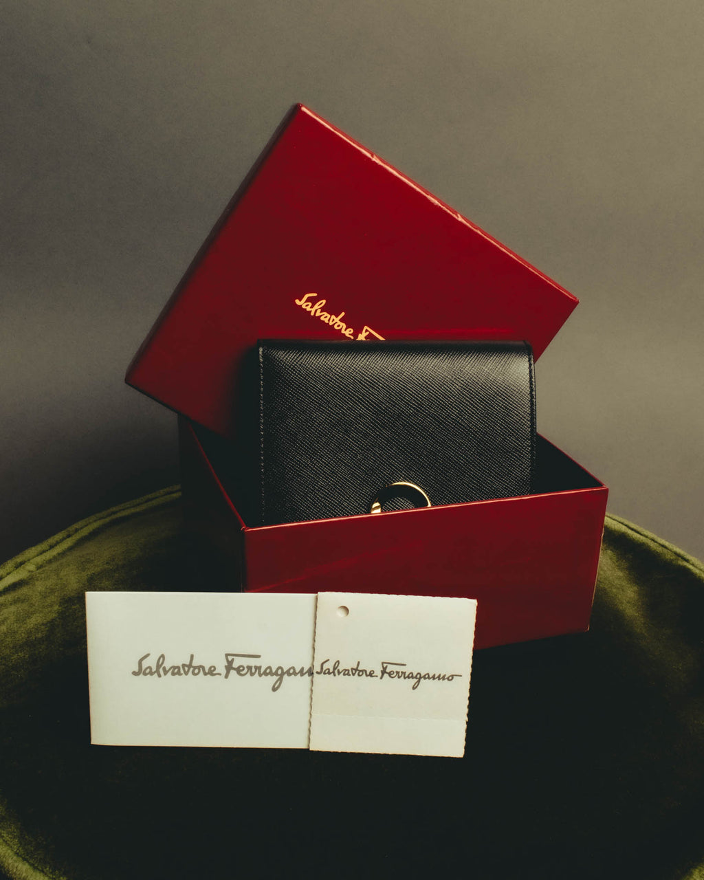 "Salvatore Ferragamo" 80's–00's Classic gancini bifold wallet