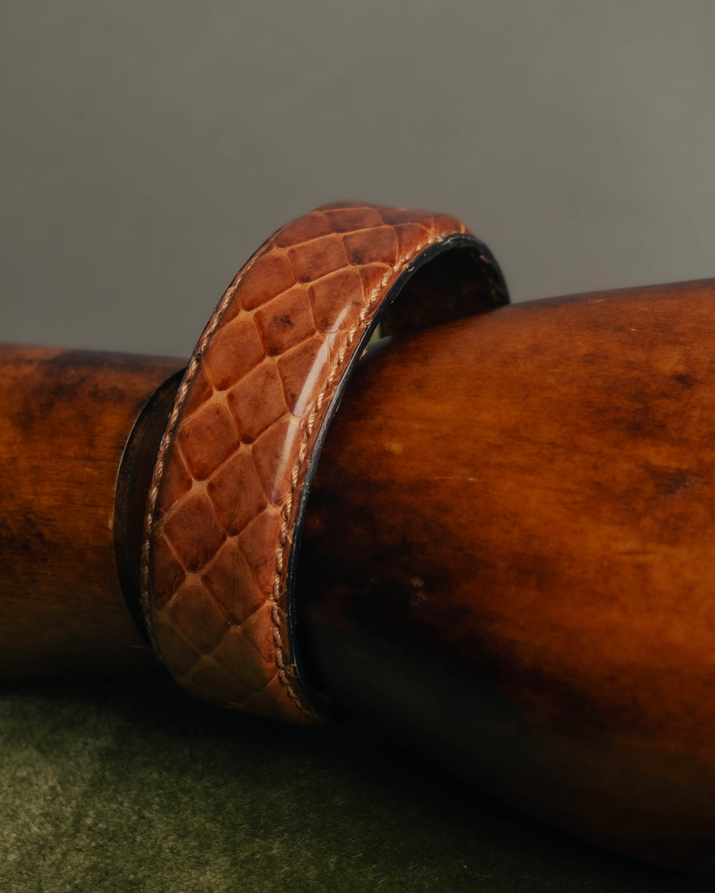 "GUCCI" 90's-00's Embossed leather buckle bangle