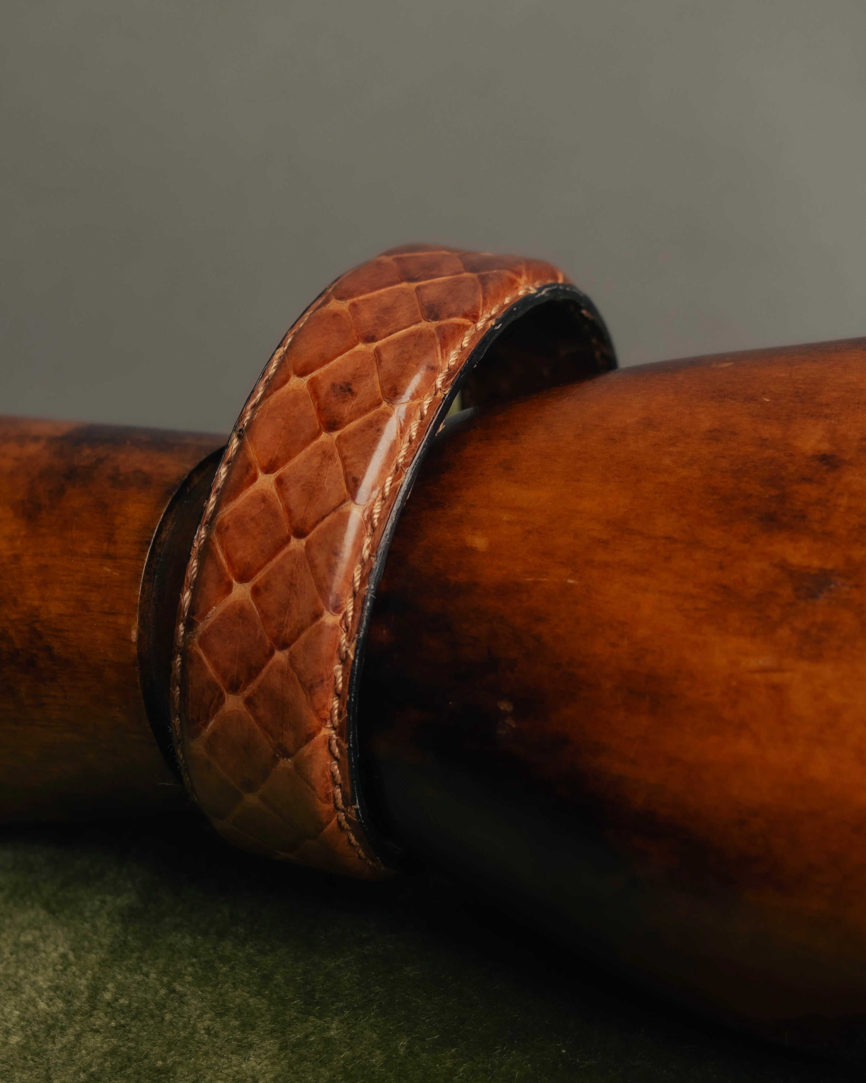 "GUCCI" 90's-00's Embossed leather buckle bangle