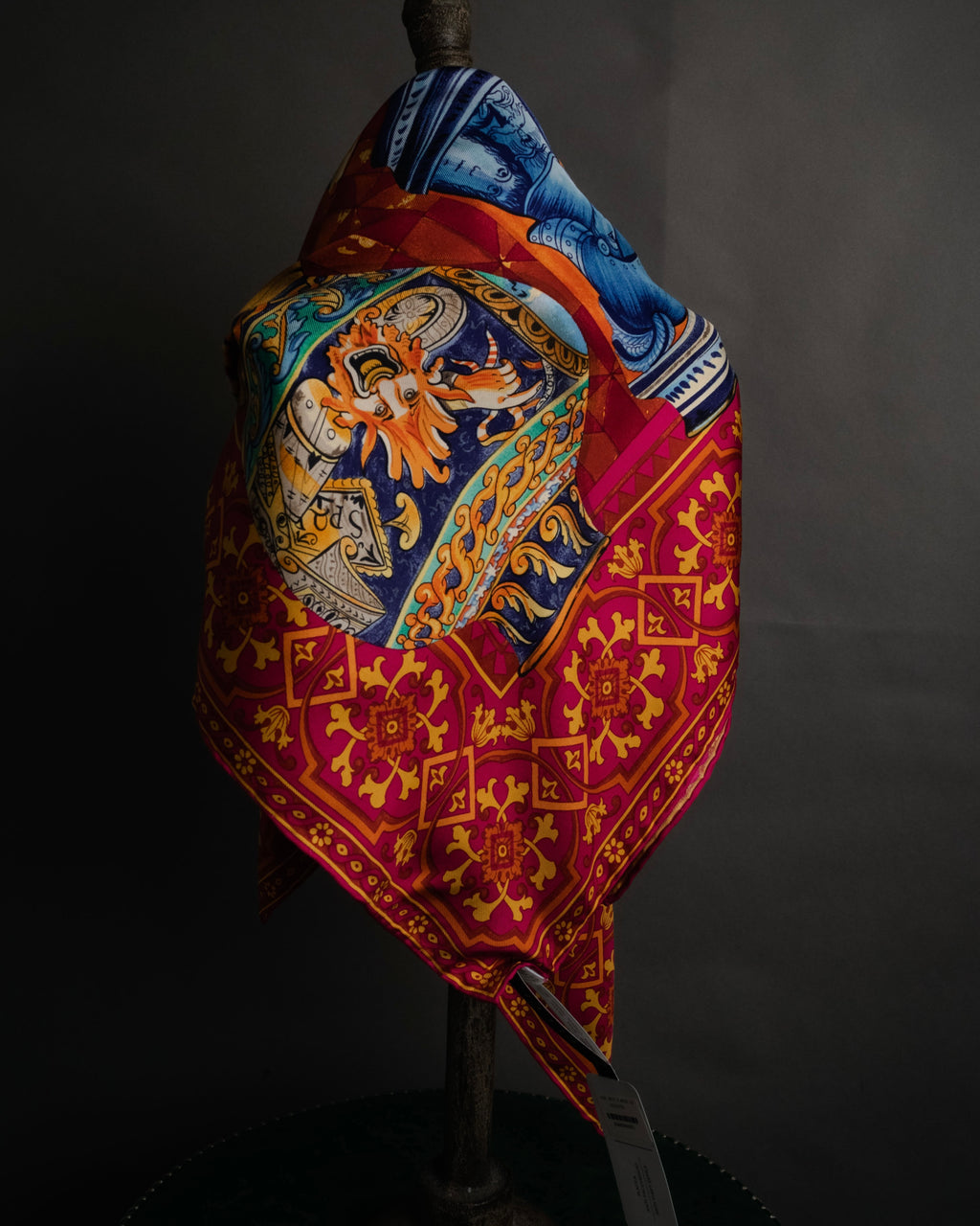 “GUCCI” 2016–2020 Ceramic motif silk foulard scarf