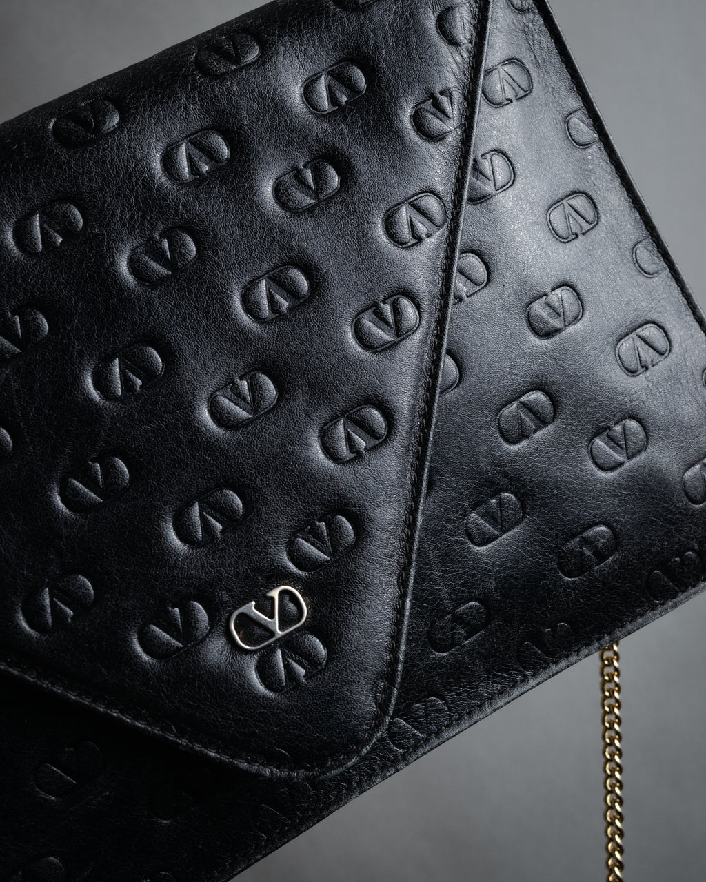 “VALENTINO” 80’s-90’s Embossed V logo chain clutch bag