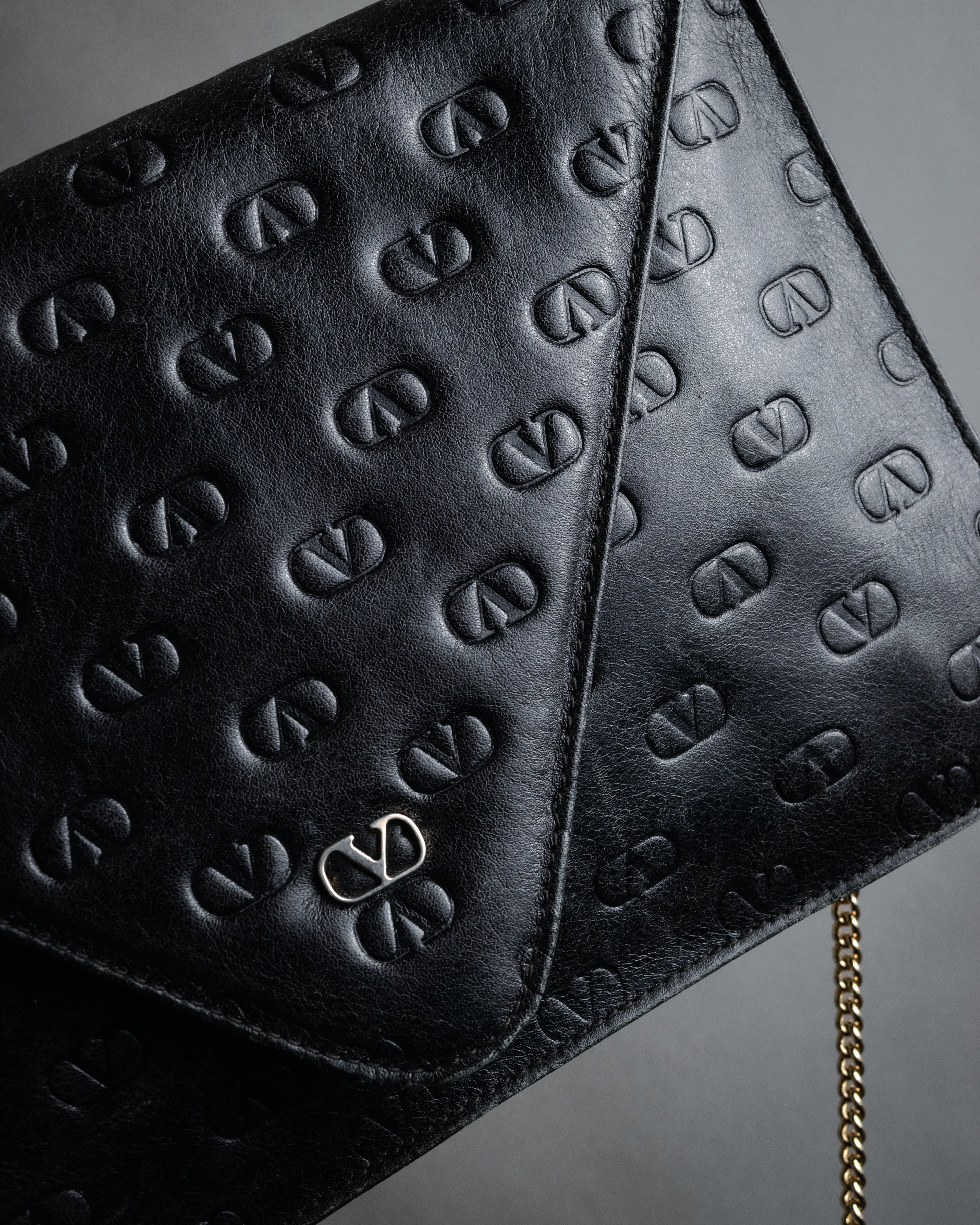 “VALENTINO” 80’s-90’s Embossed V logo chain clutch bag