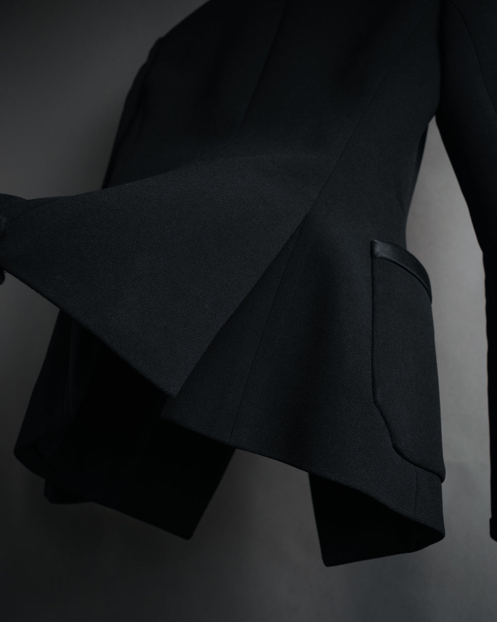 –SPECIAL– “BALENCIAGA” 2006-2012 Sculpted smoking jacket