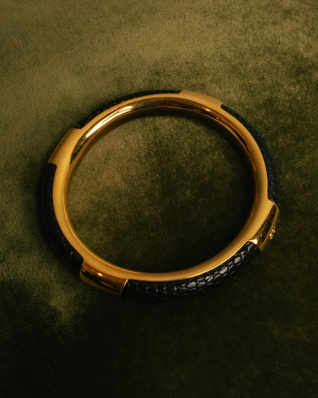 “GUCCI” 00's Python embossed hinged bangle
