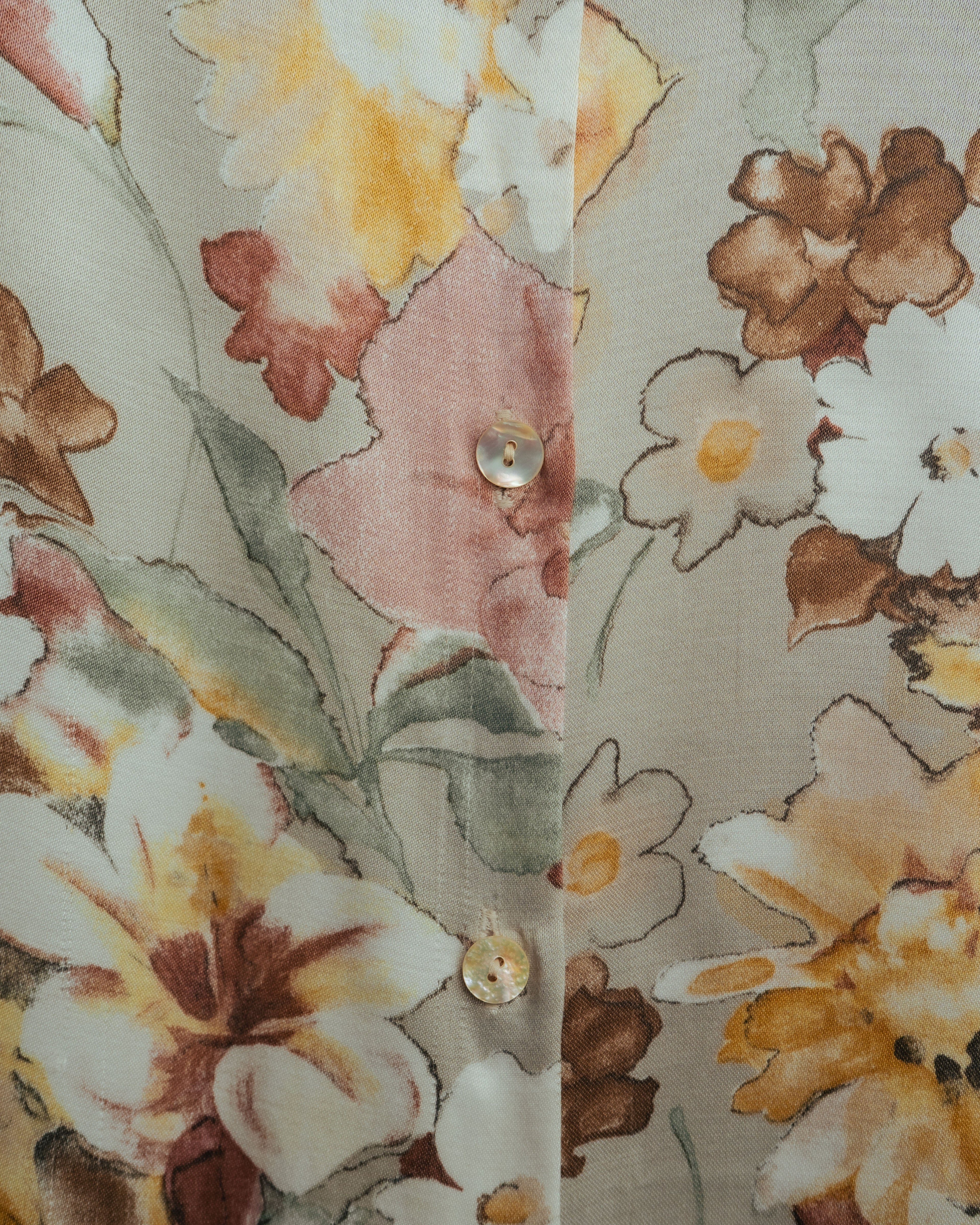 -MOOD Vintage Collections-
90’s-00’s Large floral print drape shirt