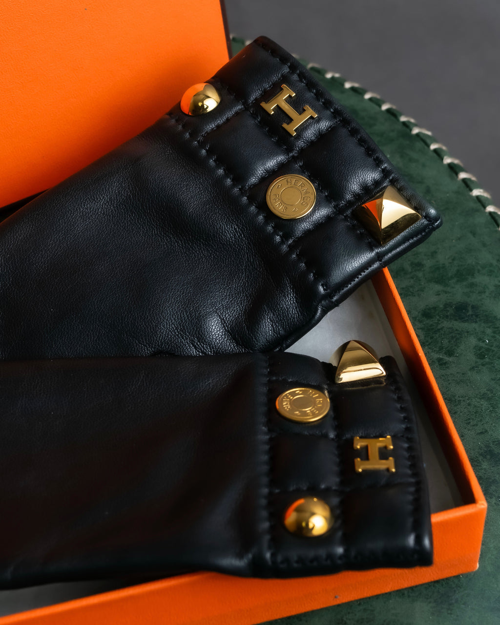 "HERMES" H logo＆gold stud design leather gloves