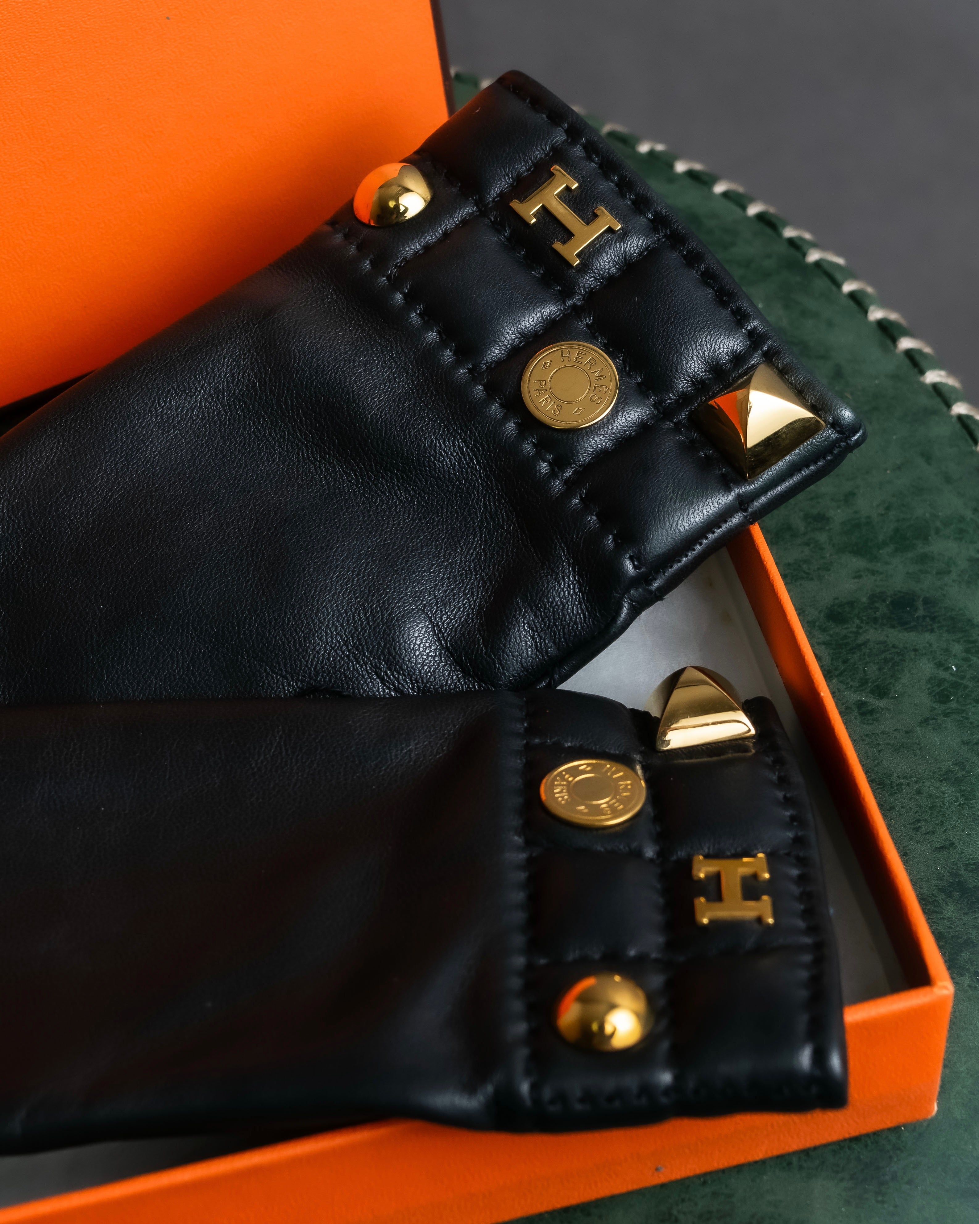 "HERMES" H logo＆gold stud design leather gloves