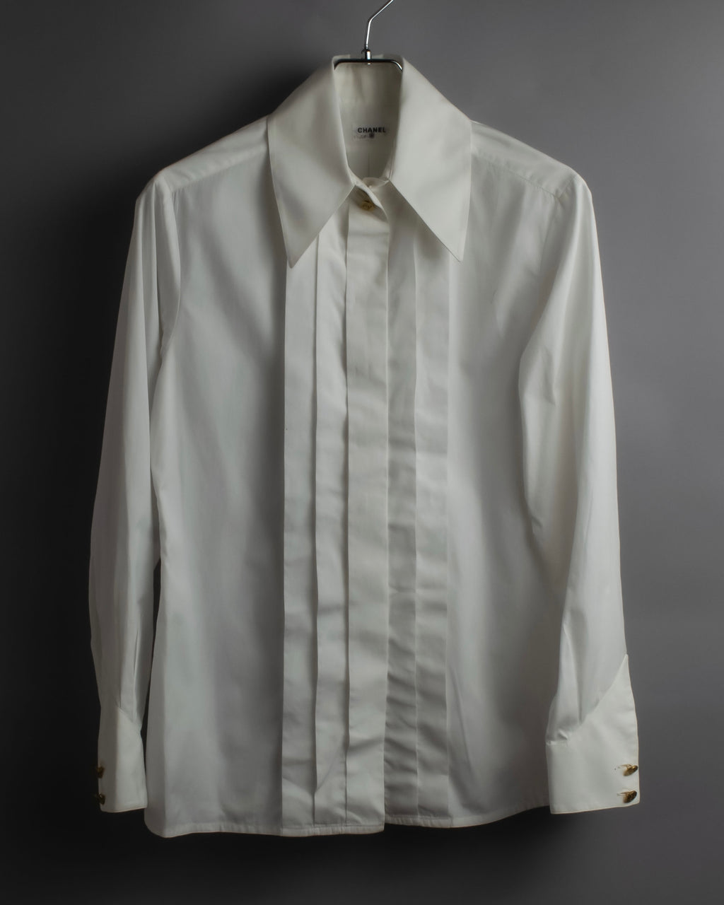 "CHANEL" Gold button design pleated white shirt