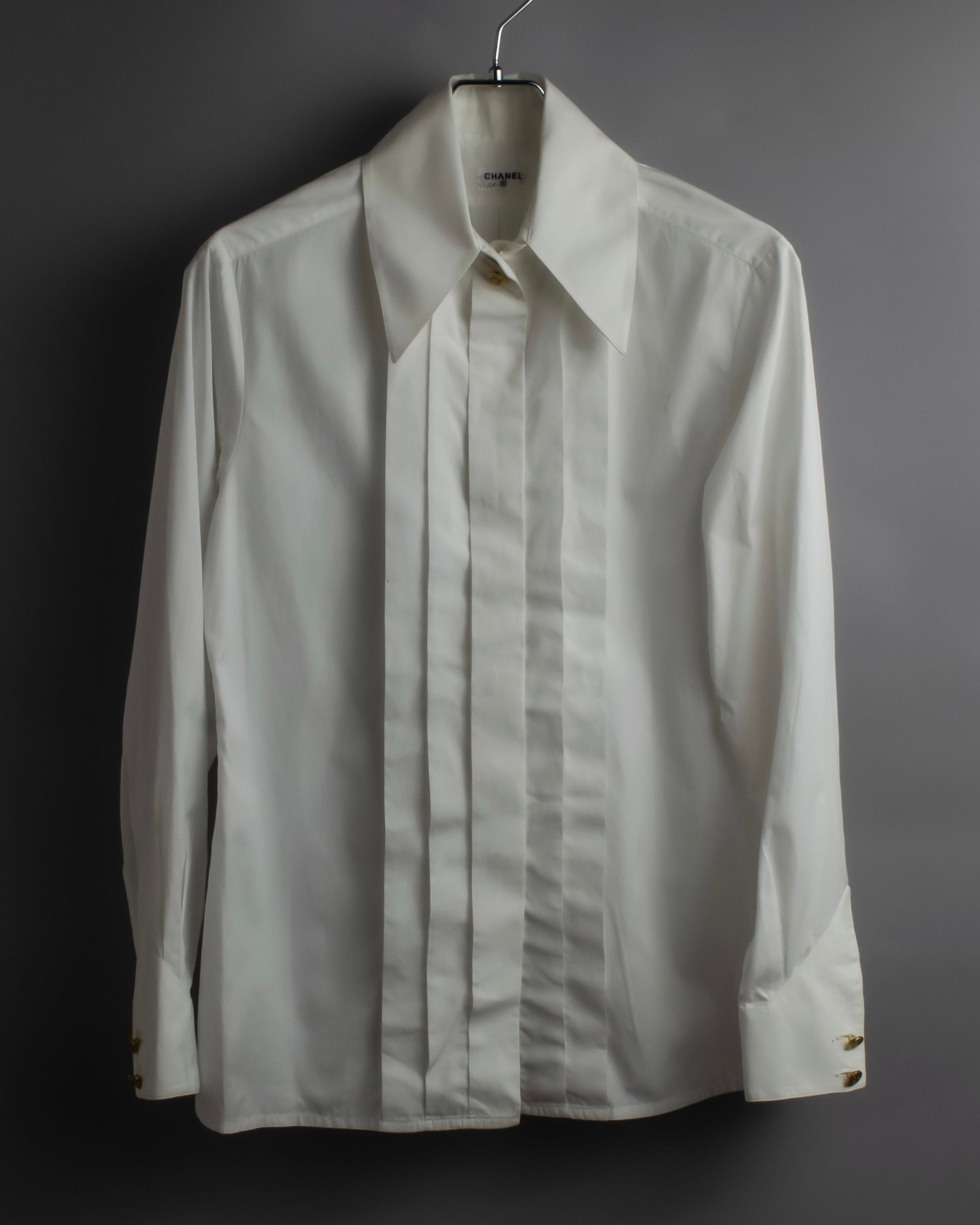 "CHANEL" Gold button design pleated white shirt
