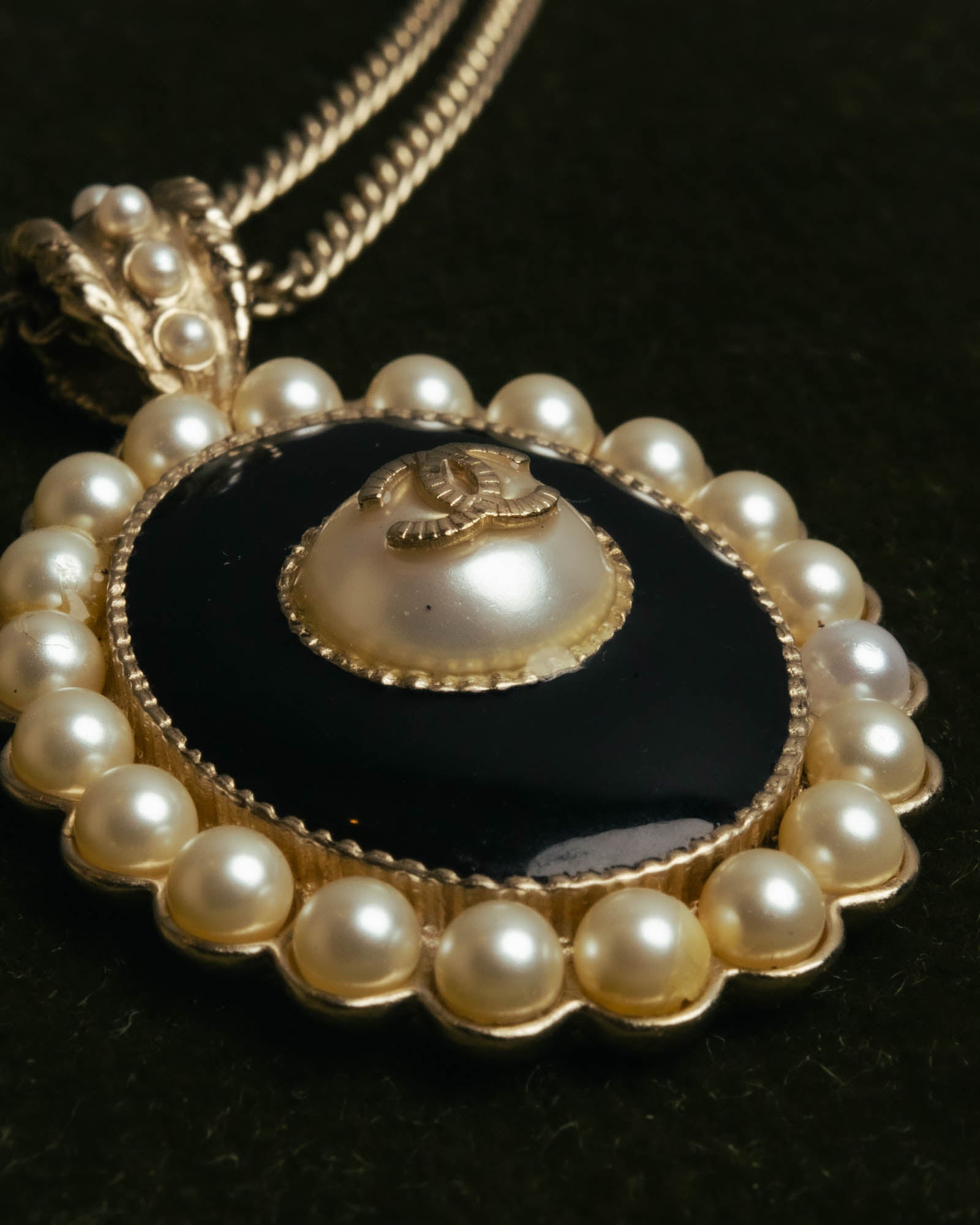 -SPECIAL- “CHANEL” 2017 Cruise Collection Pearl trimmed black pendant necklace