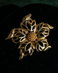 Broche dorado con motivo floral de Christian Dior