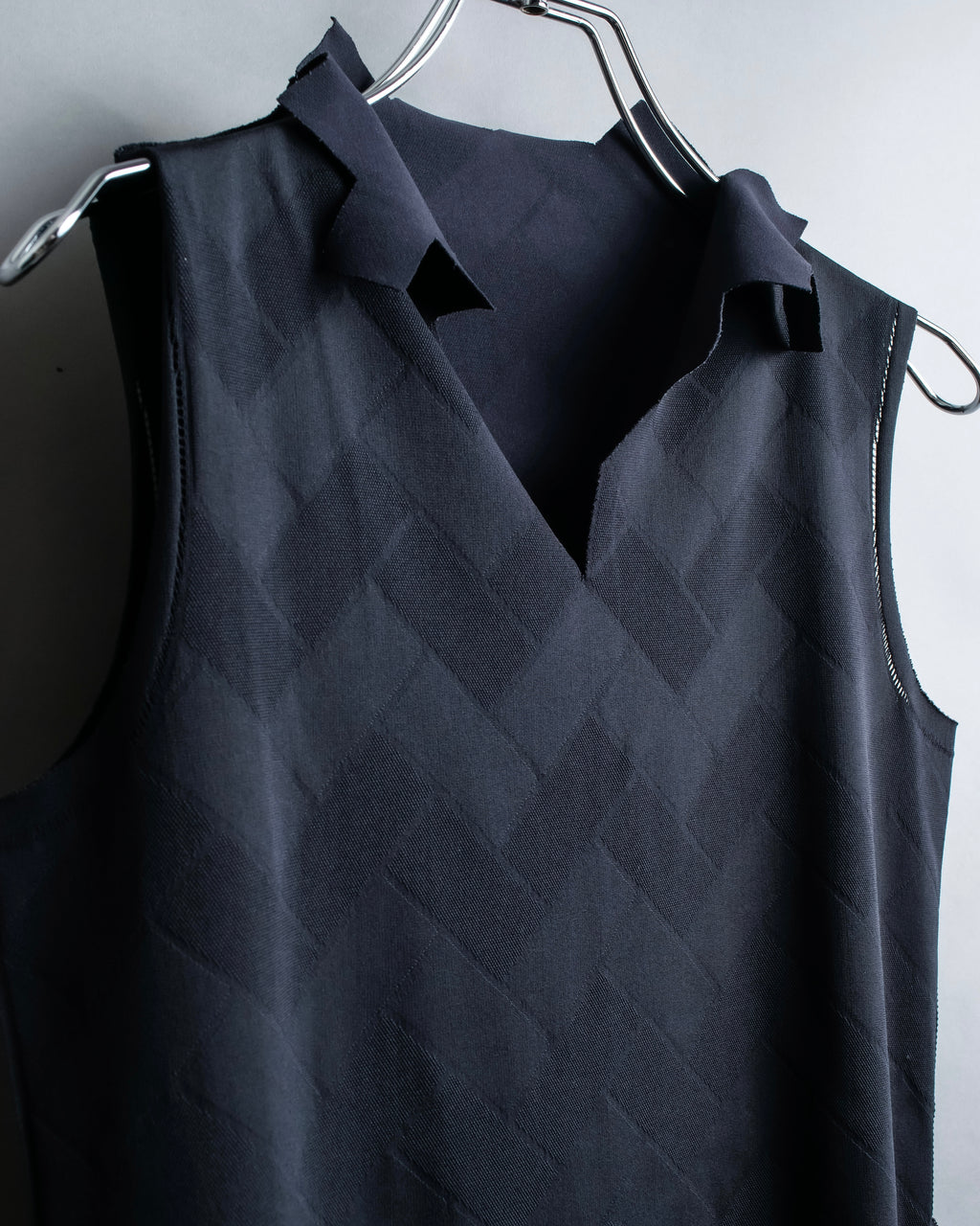 "PLEATS PLEASE ISSEY MIYAKE" 

Meander sleeveless tops