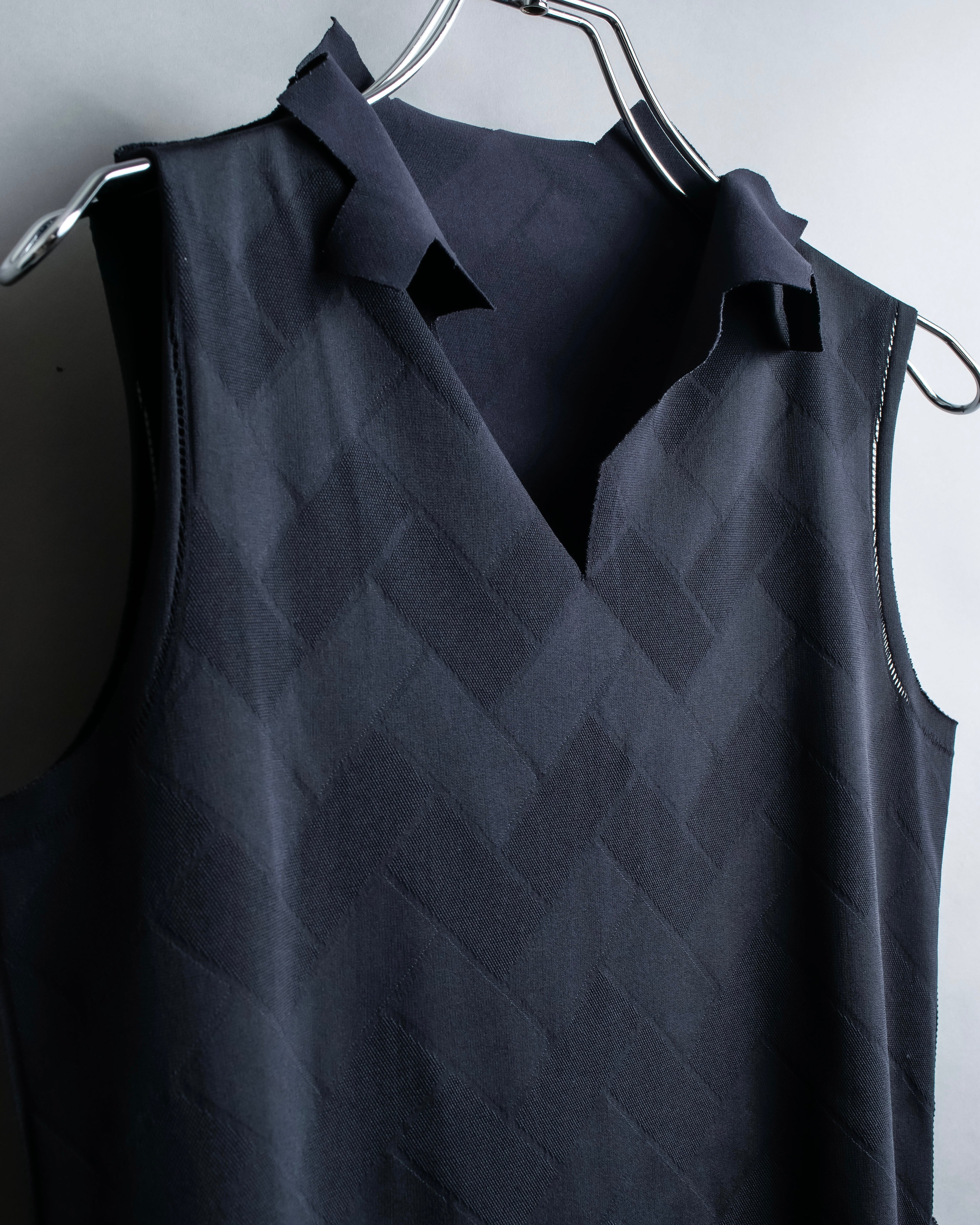 "PLEATS PLEASE ISSEY MIYAKE" 

Meander sleeveless tops