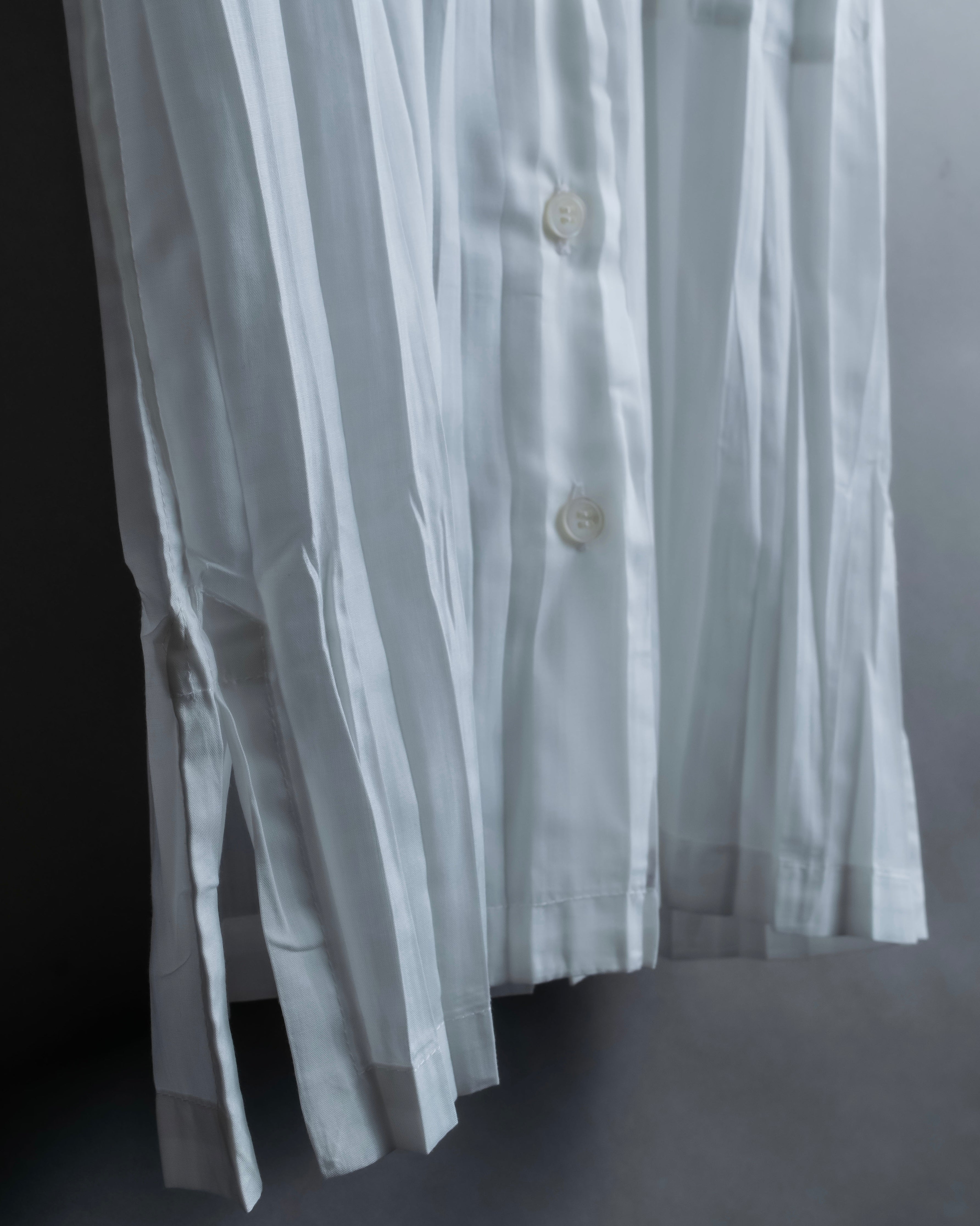"ISSEY MIYAKE" Pleated short sleeve shirt