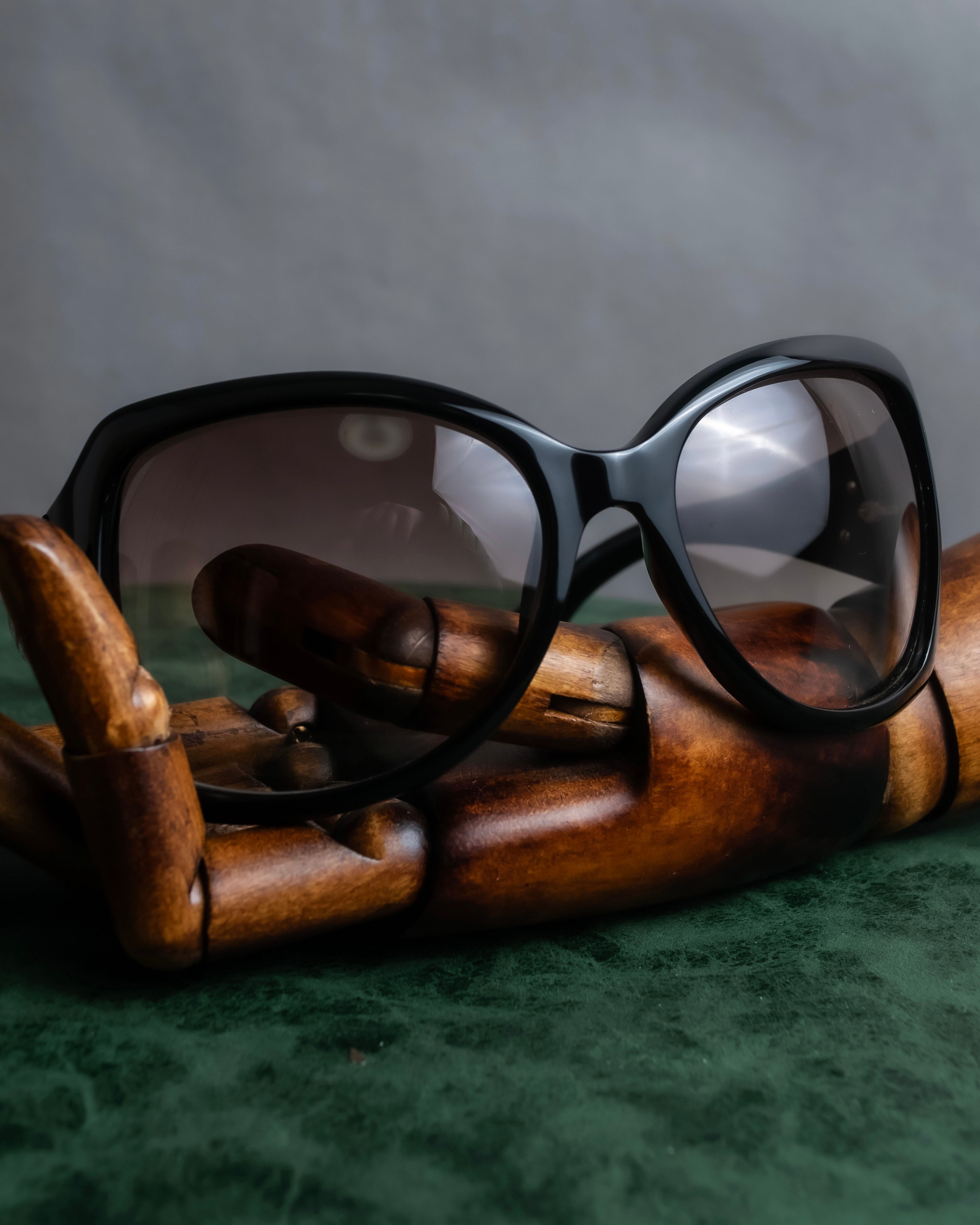 "GUCCI" Butterfly frame GG logo engraved sunglasses