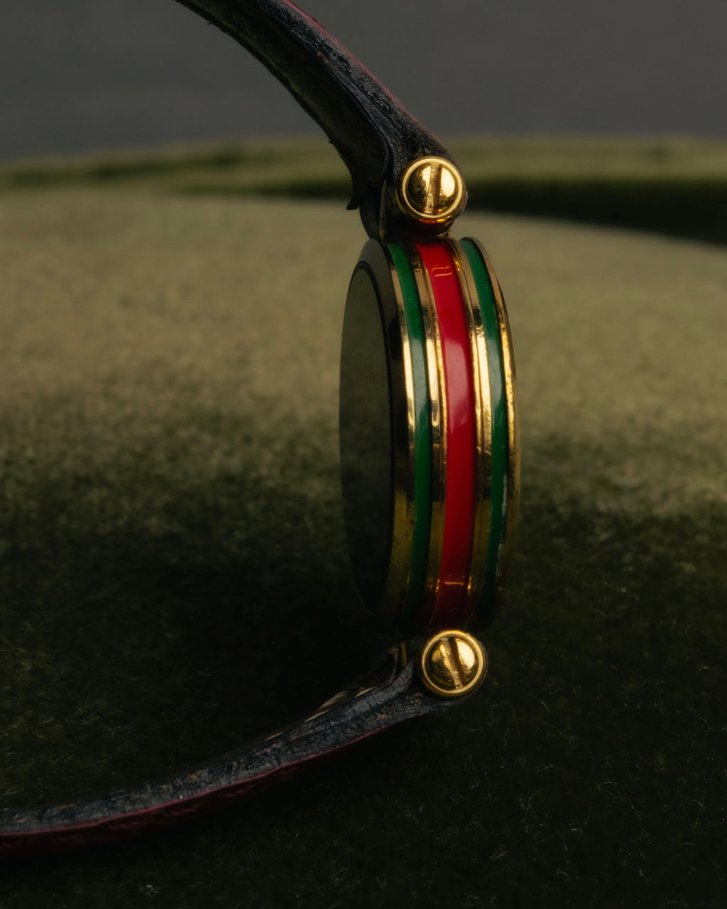 "GUCCI" 80's-90's Sherry line web stripe round watch with roman dial