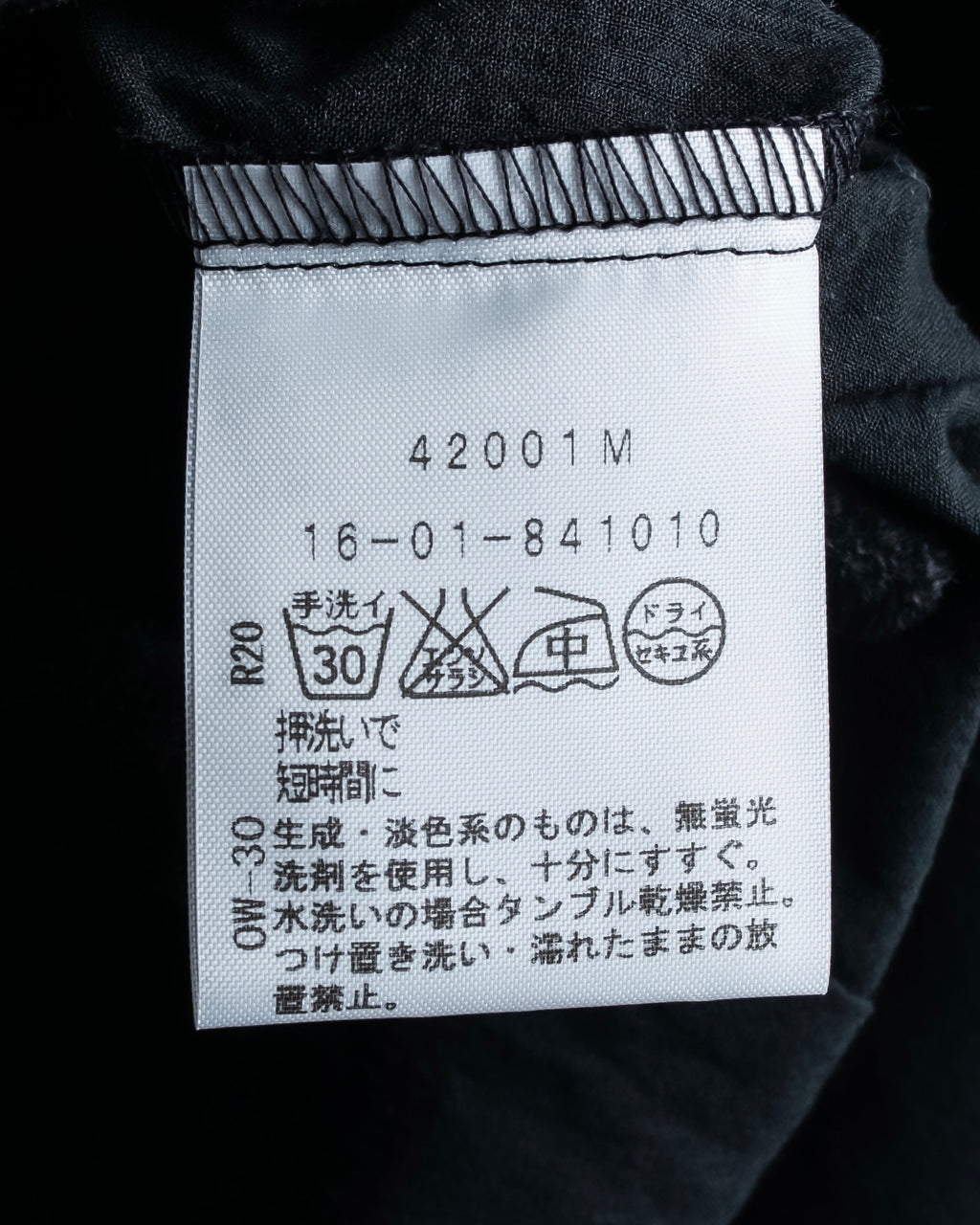 "Vivienne Westwood RED LABEL"
 Front button cutting design shirt