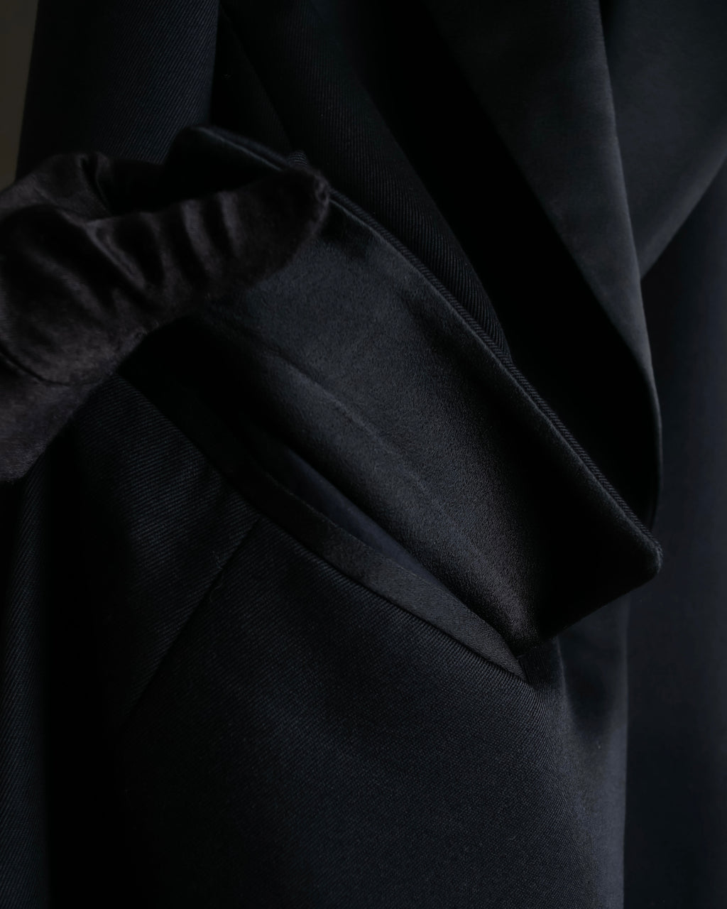 "HUGO BOSS" Satin switch lapel shaped tailored coat